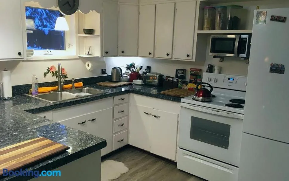 Kitchen or kitchenette in Billie's Backpackers Hostel