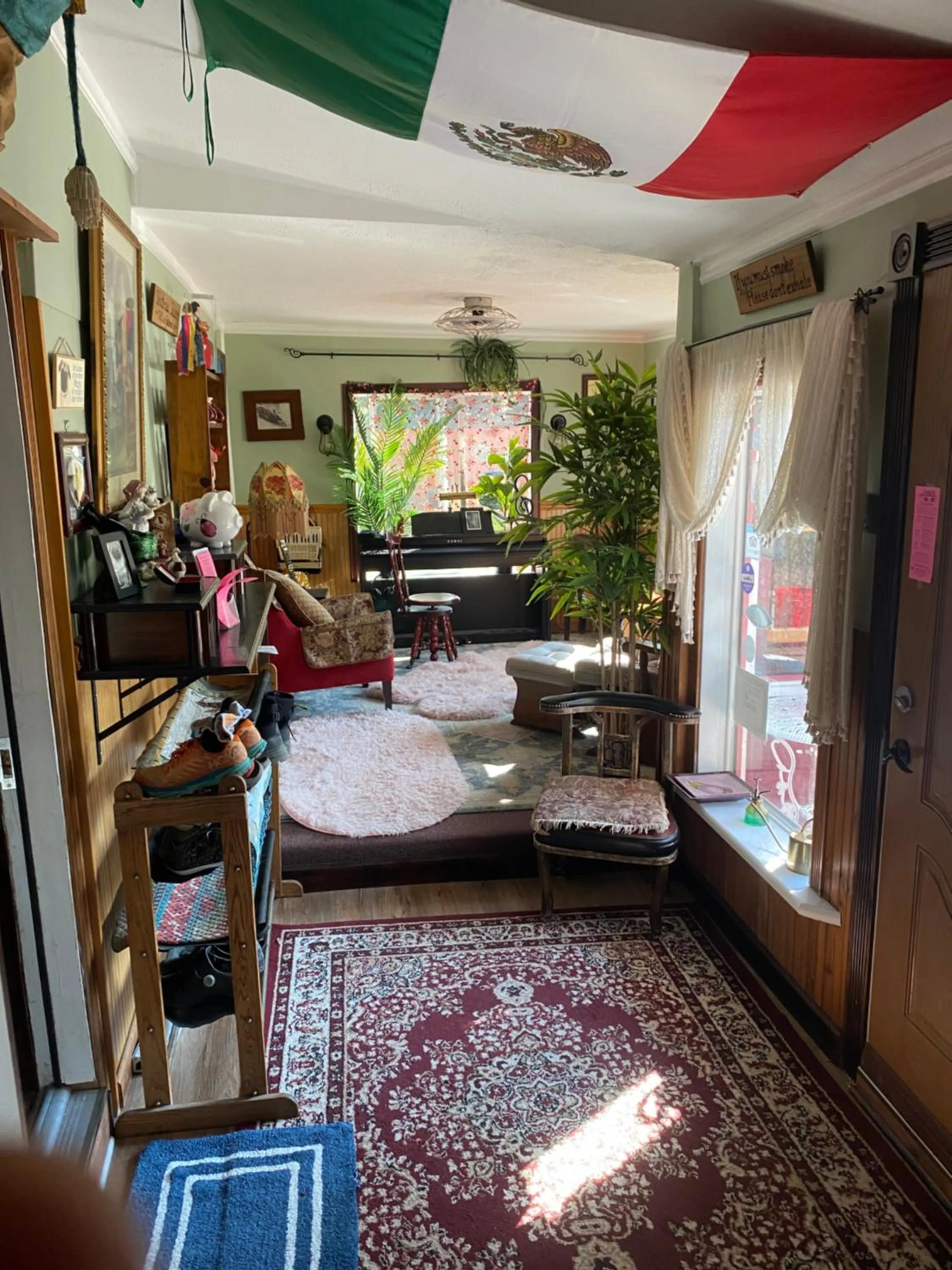 Seating area, Bed in Billie's Backpackers Hostel