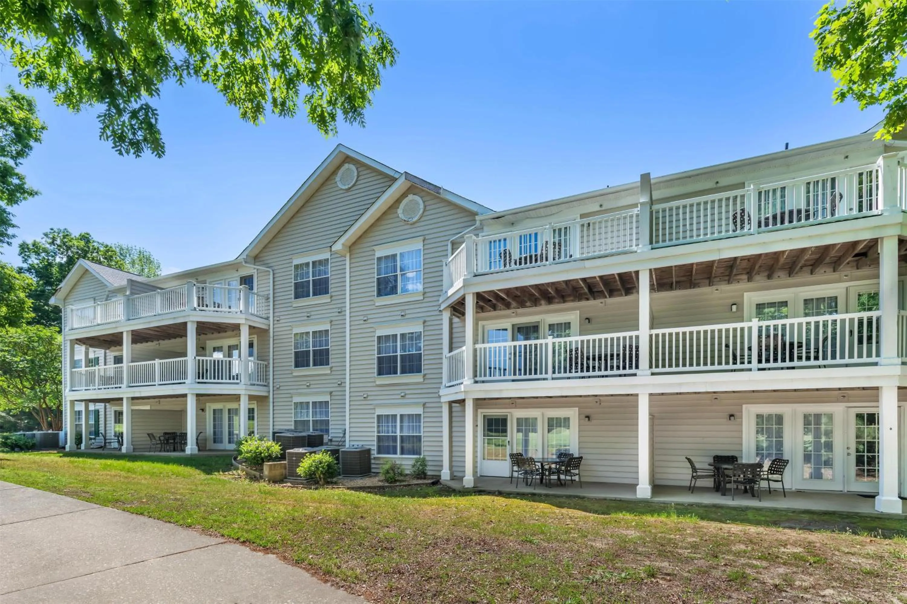 Property building in Hilton Vacation Club Greensprings Williamsburg