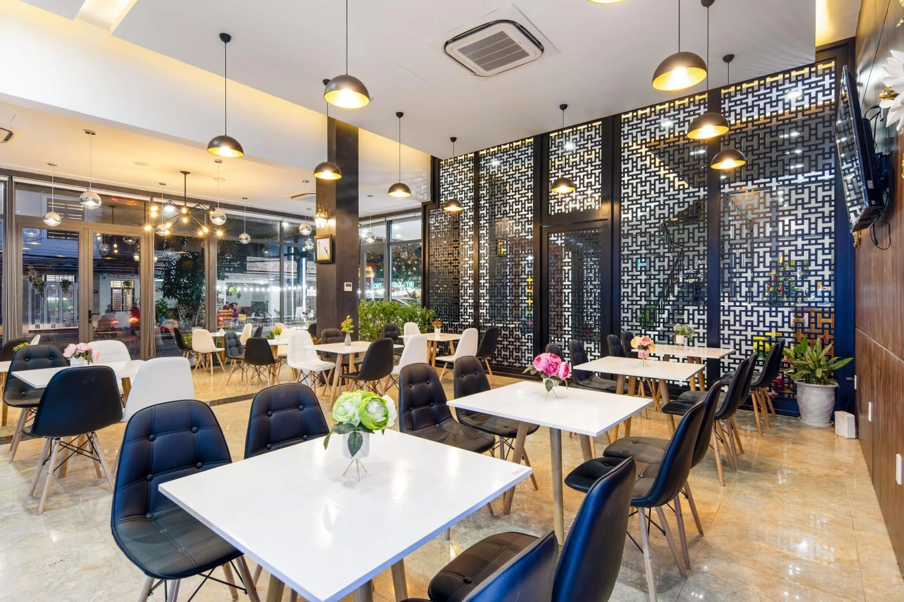 Restaurant/places to eat in Bamboo Hotel