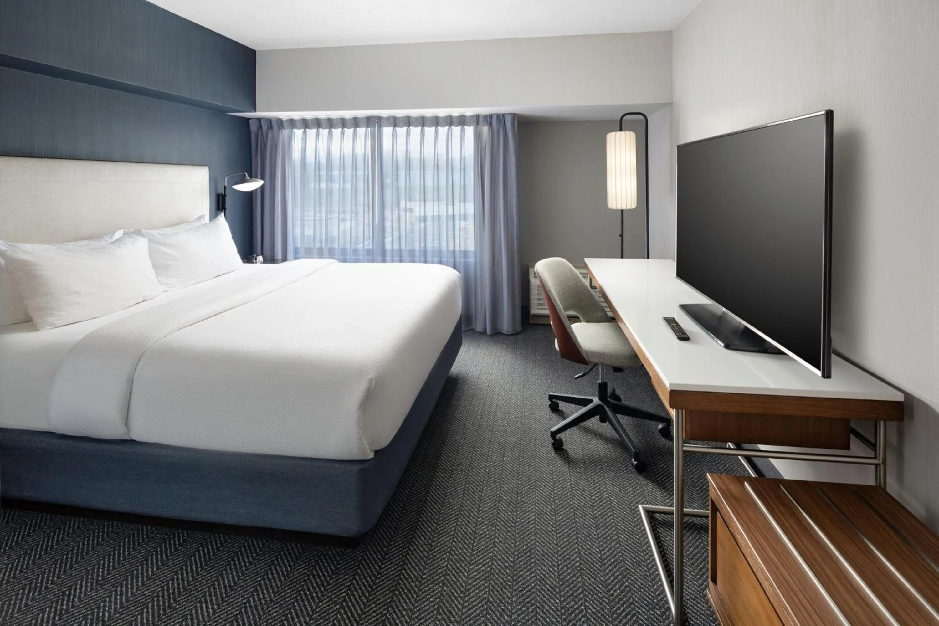 Bedroom, Bed in Courtyard Shelton