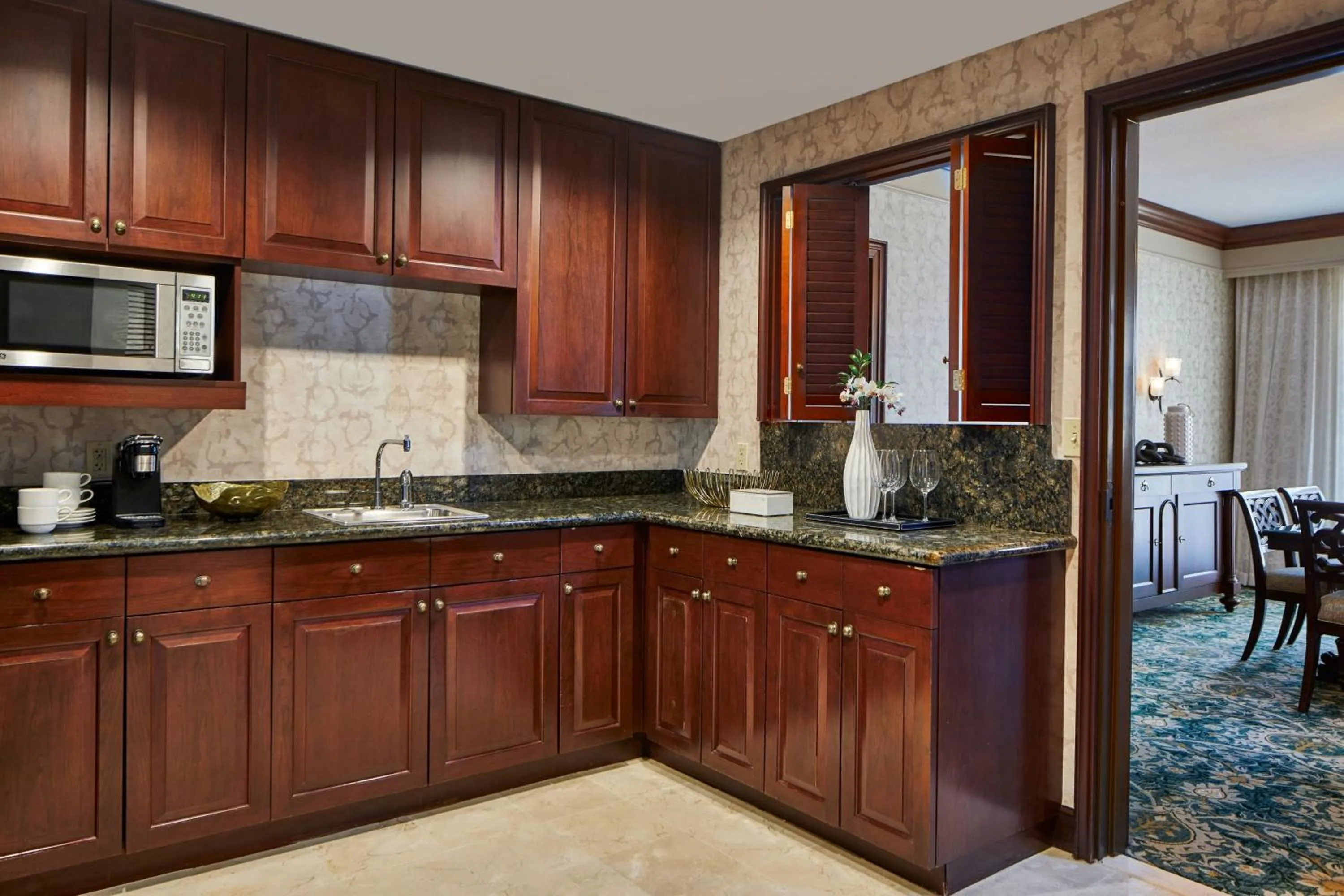 Kitchen or kitchenette in Renaissance Birmingham Ross Bridge Golf Resort & Spa