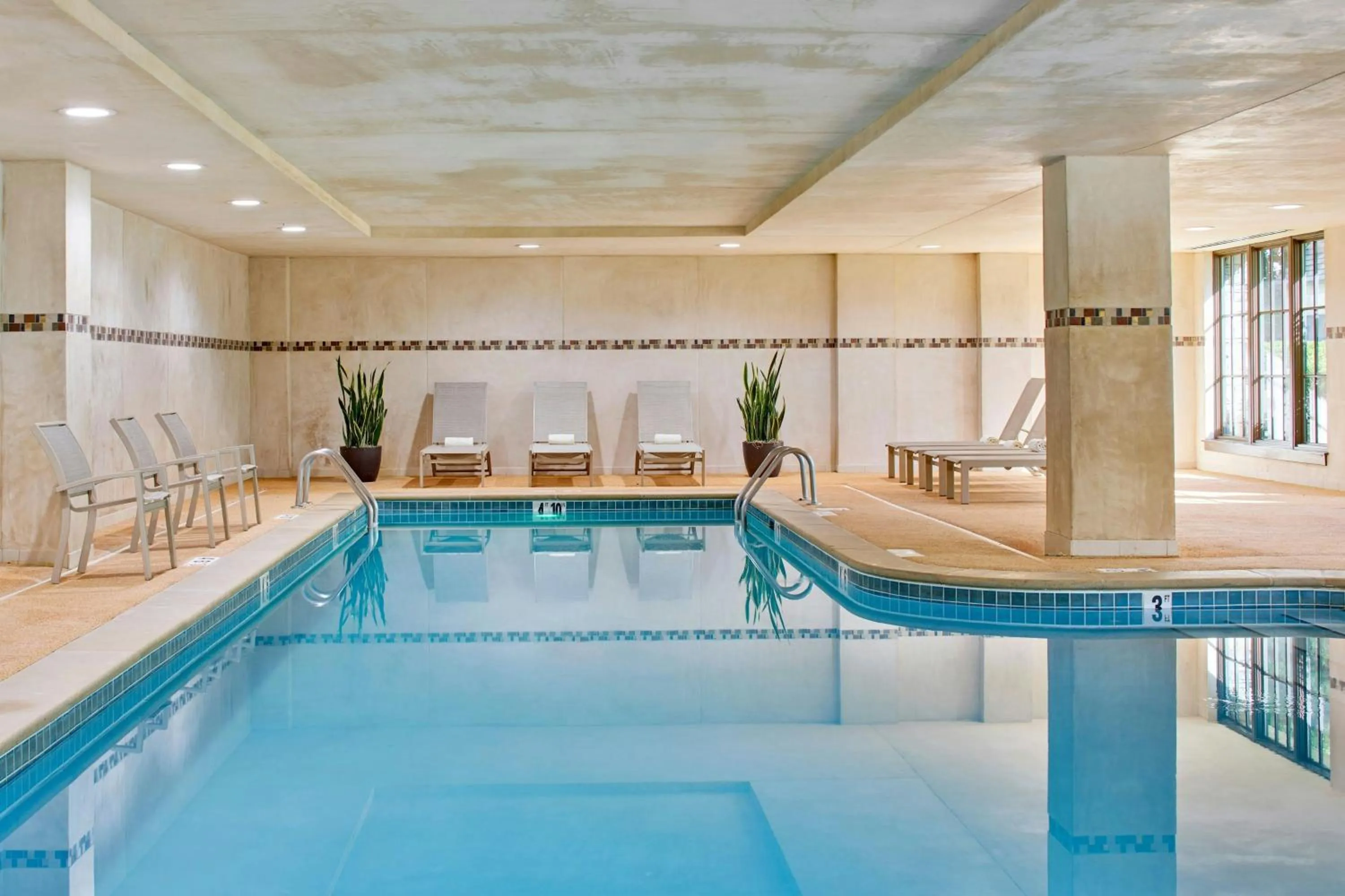 Swimming pool in Renaissance Birmingham Ross Bridge Golf Resort & Spa