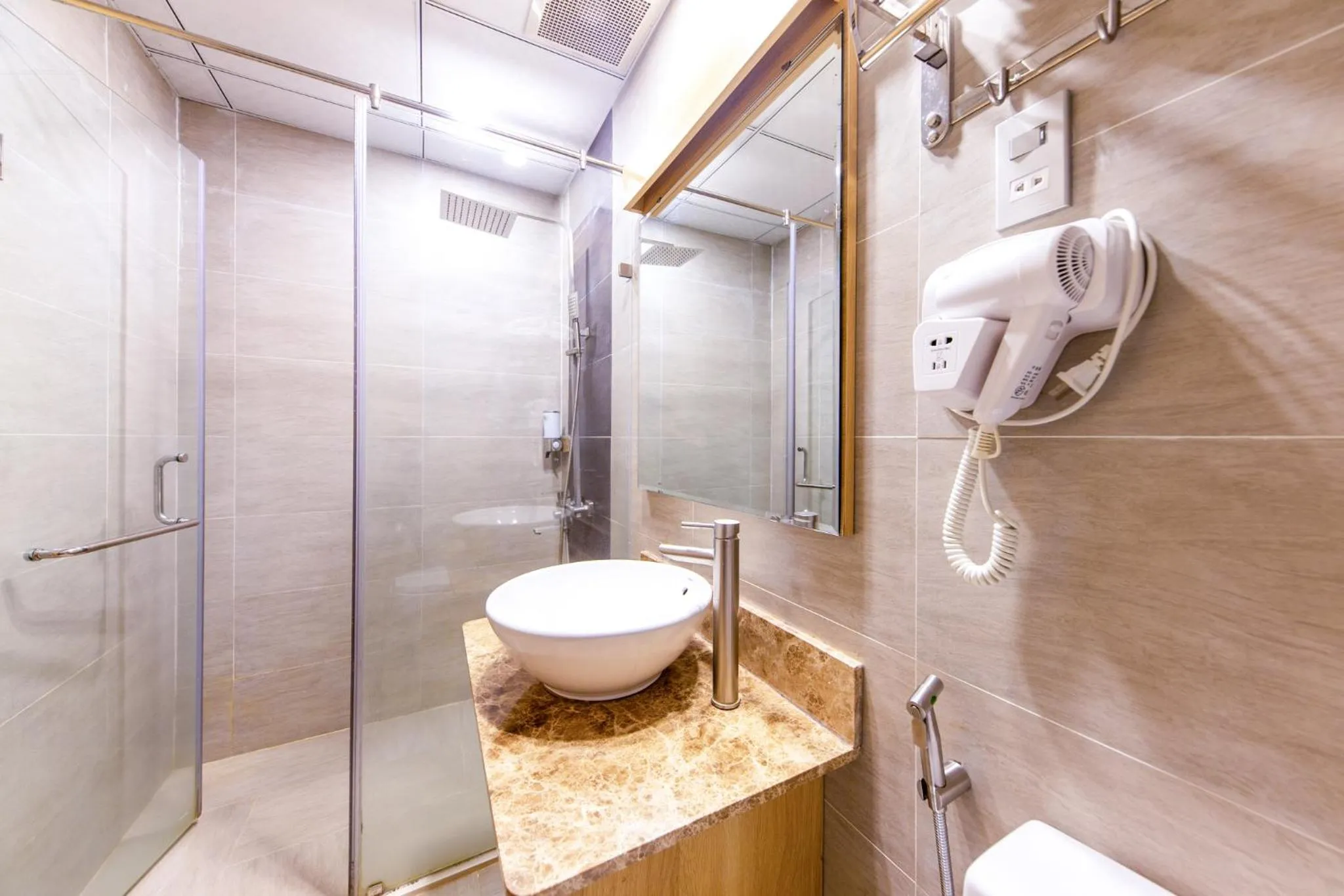 Shower in Mai Thang Hotel Da Lat