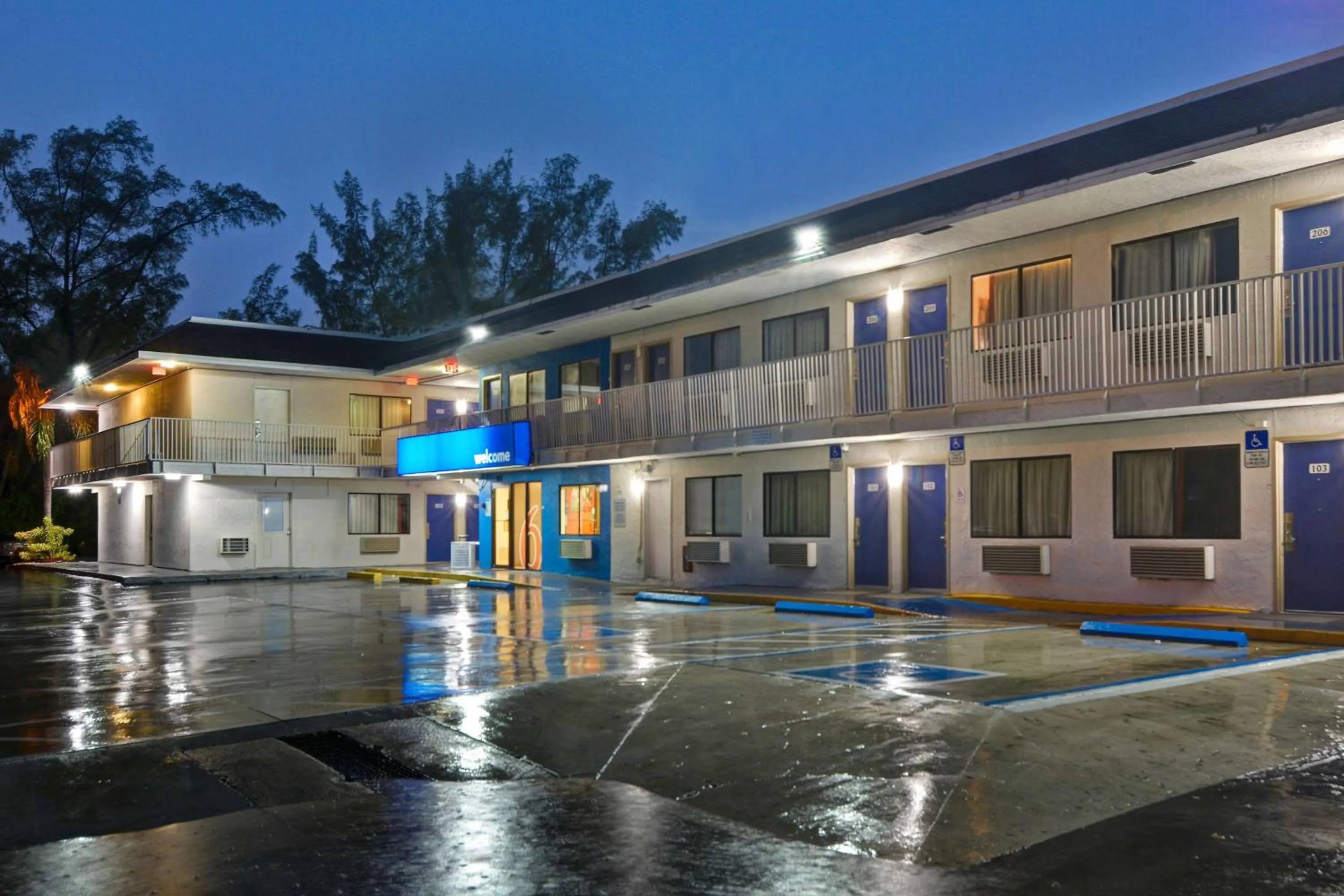 Property building in Motel 6 Dania Beach