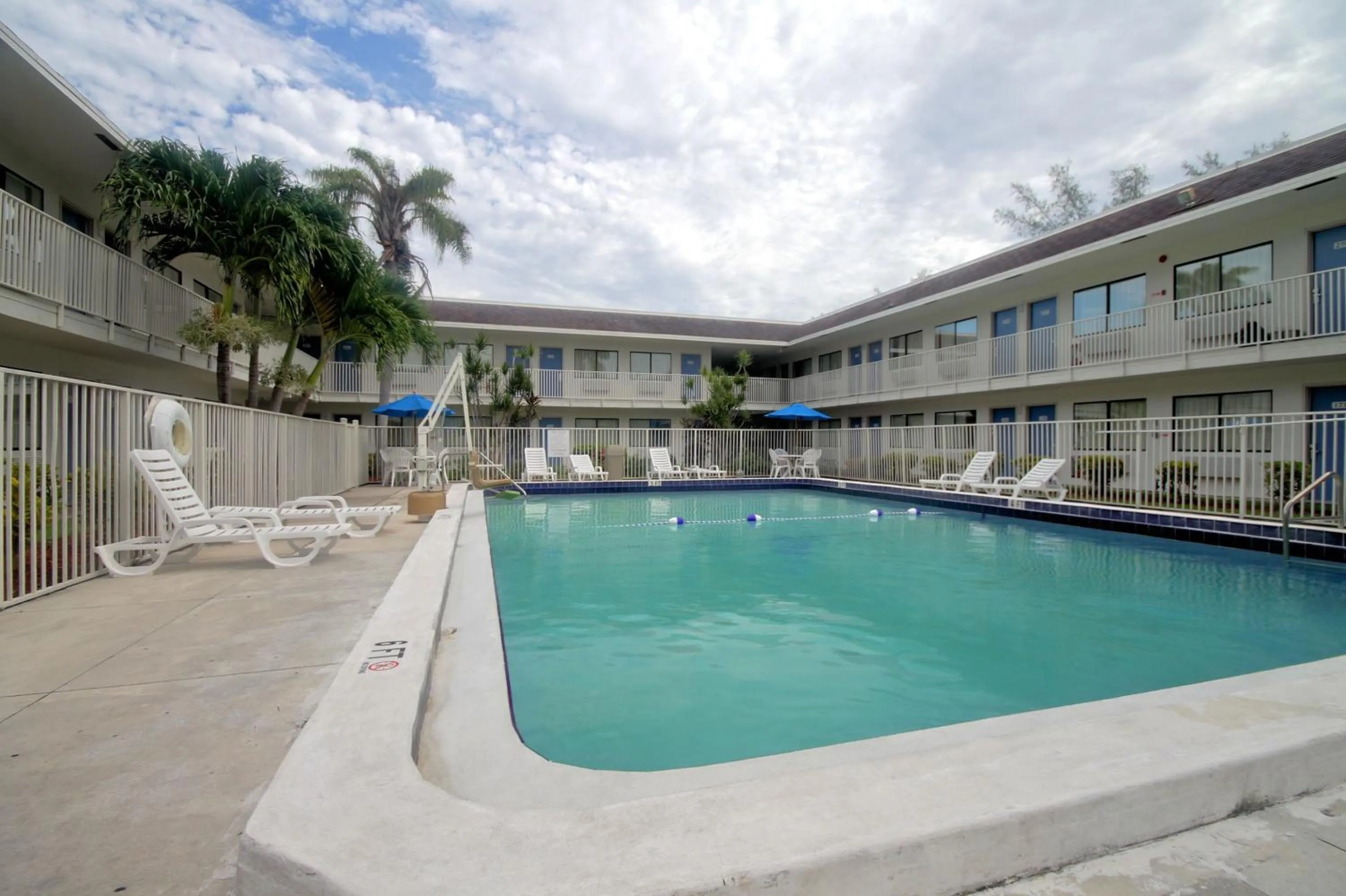 Swimming pool in Motel 6 Dania Beach