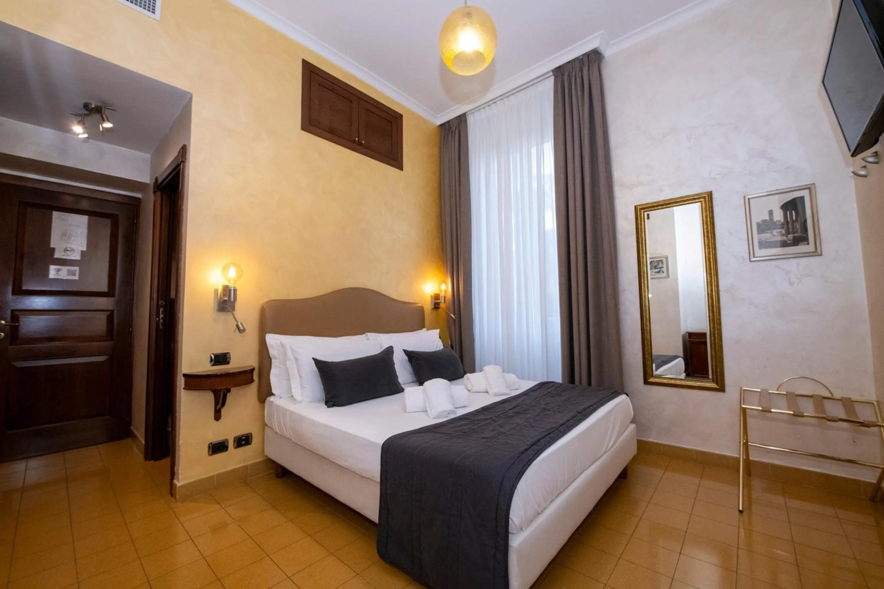 Bedroom, Bed in Aelius