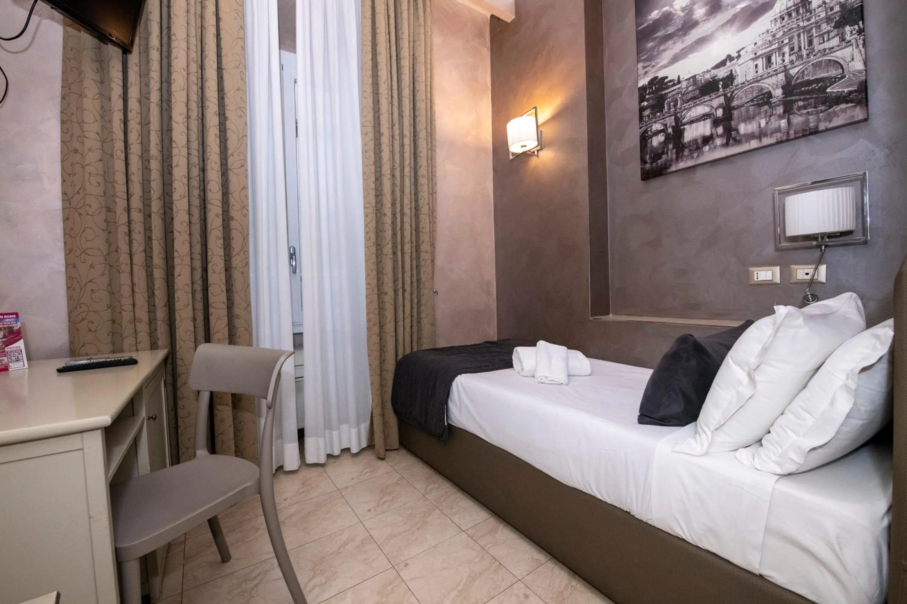 Bedroom, Bed in Aelius