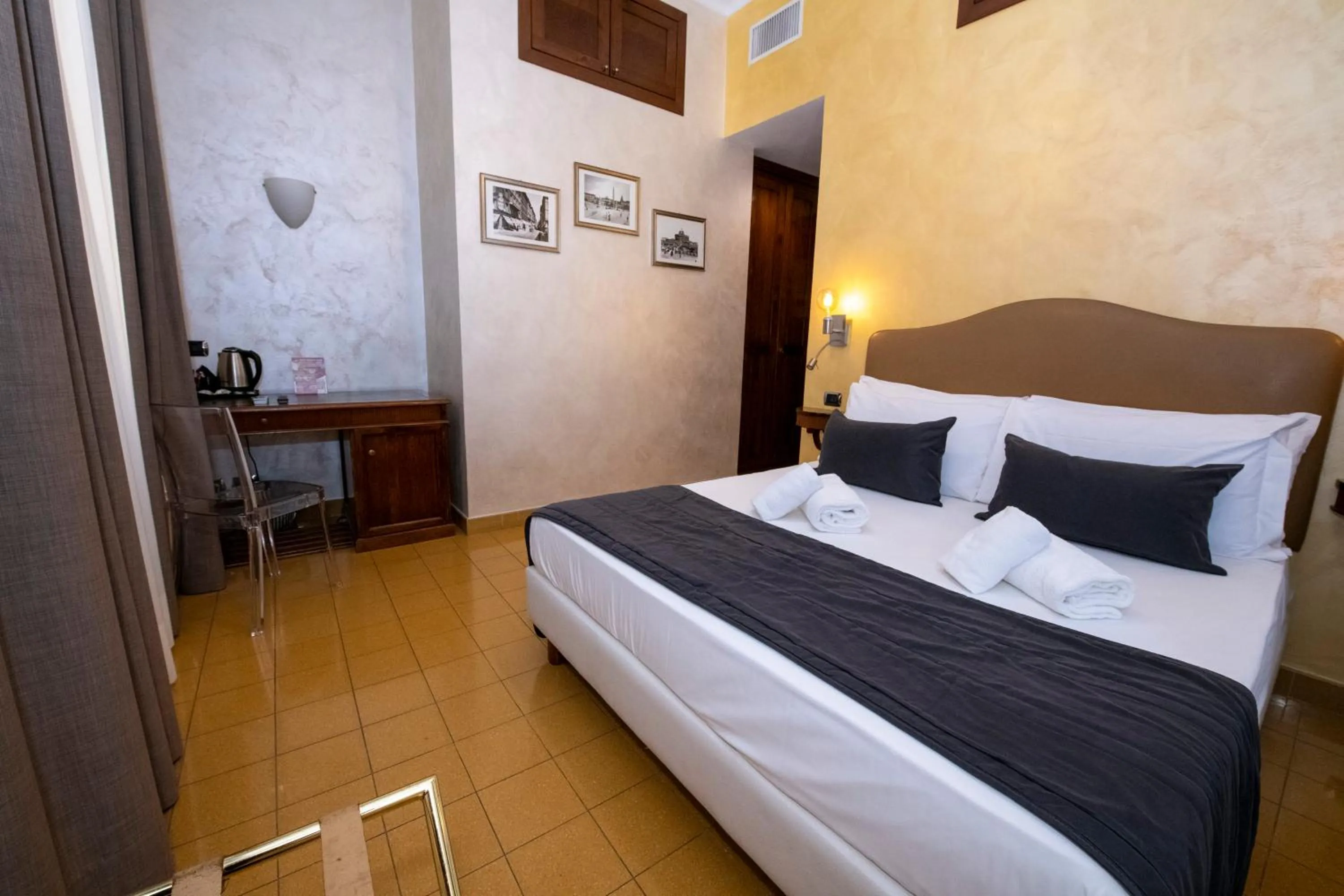 Bedroom, Bed in Aelius