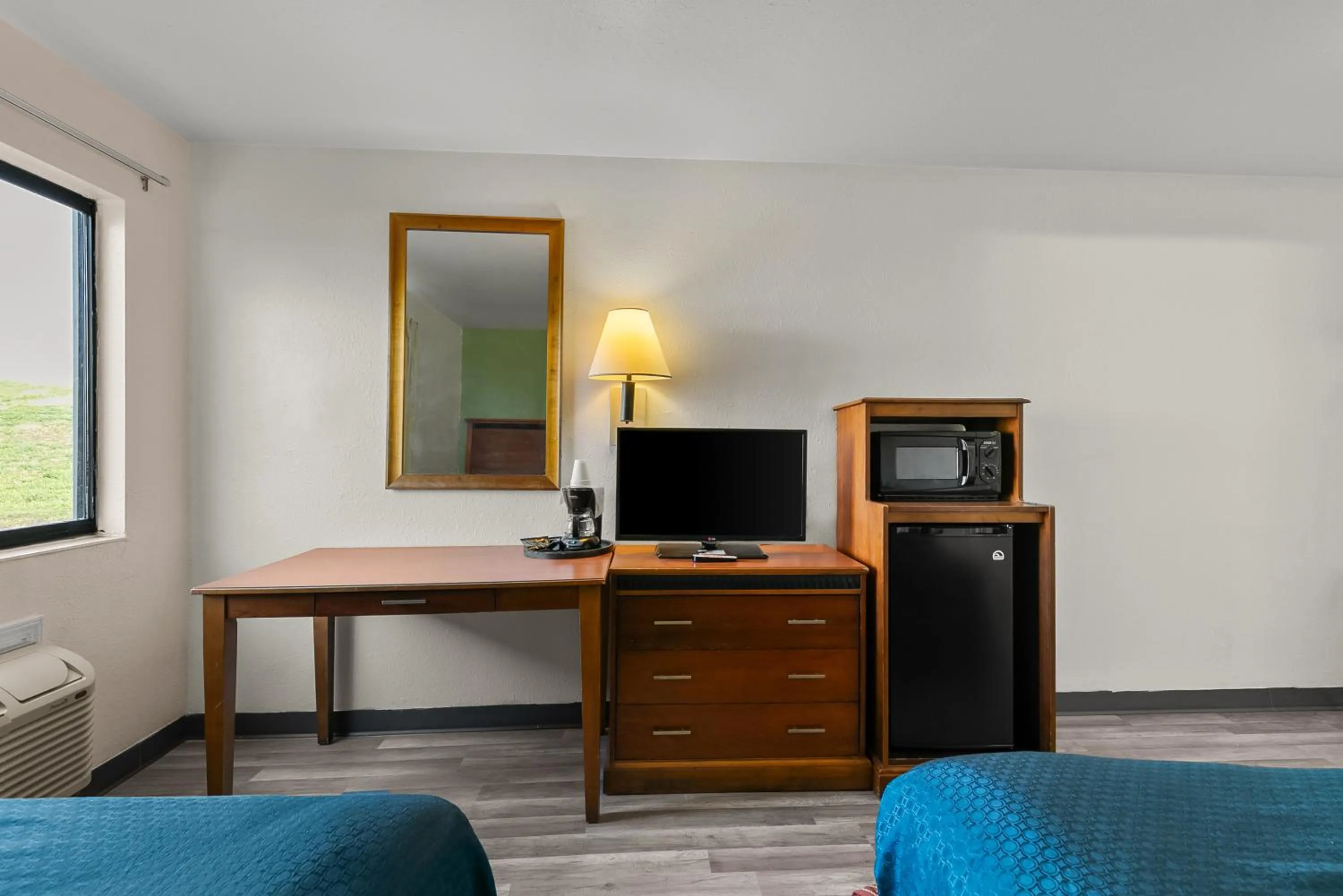 TV and multimedia in Americas Best Value Inn - Lincoln Airport