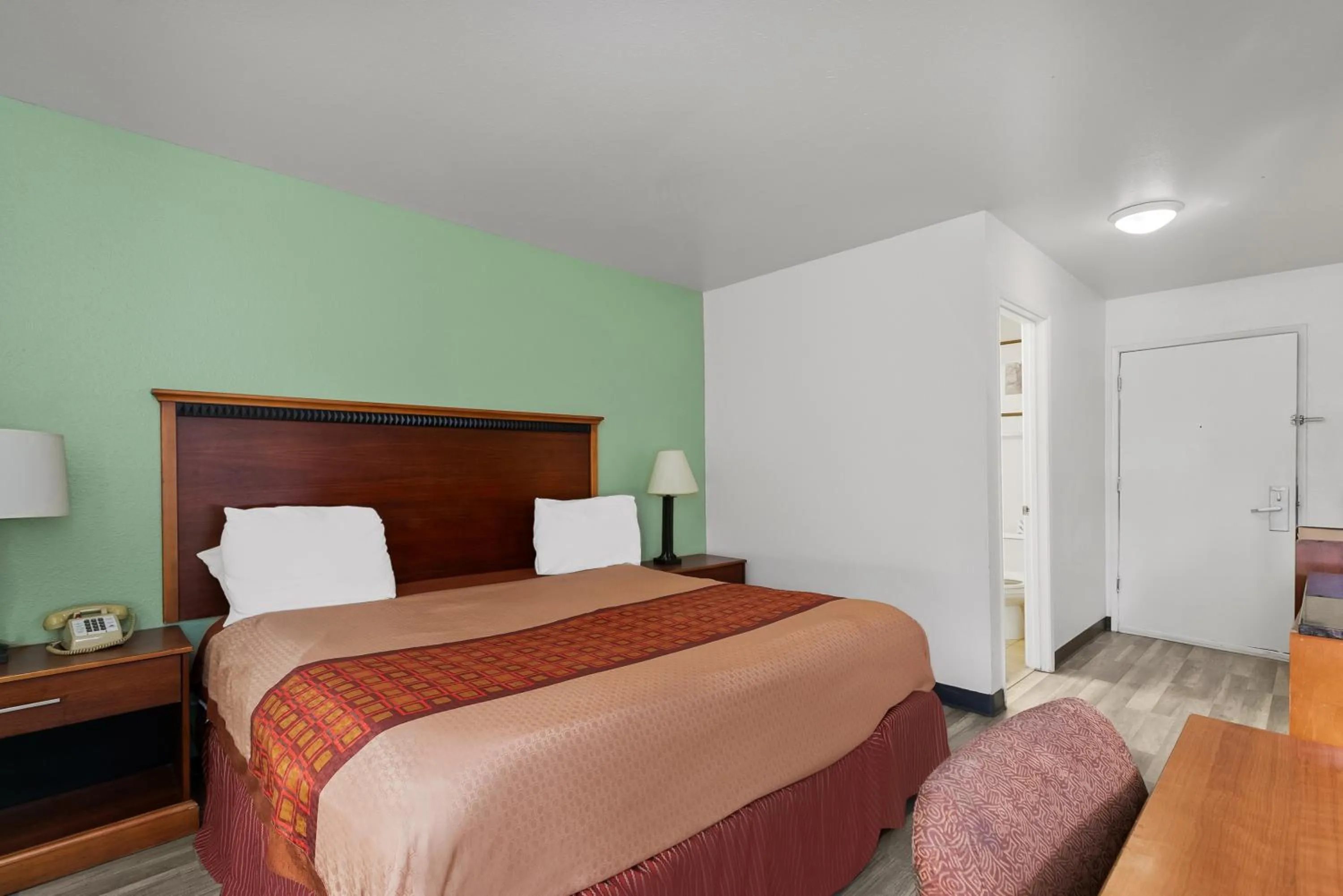 Bed in Americas Best Value Inn - Lincoln Airport