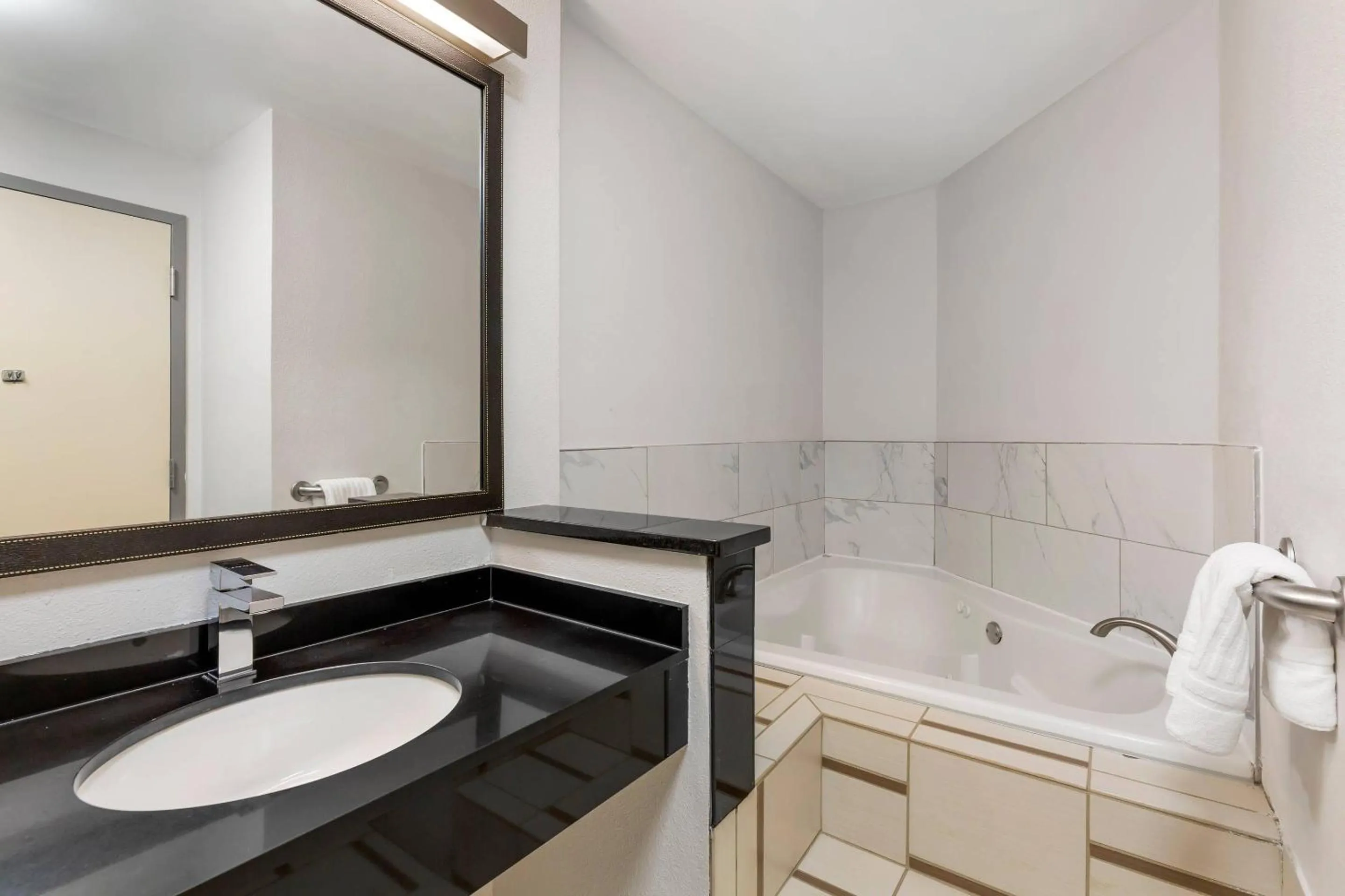 Bedroom in Comfort Inn & Suites Akron South