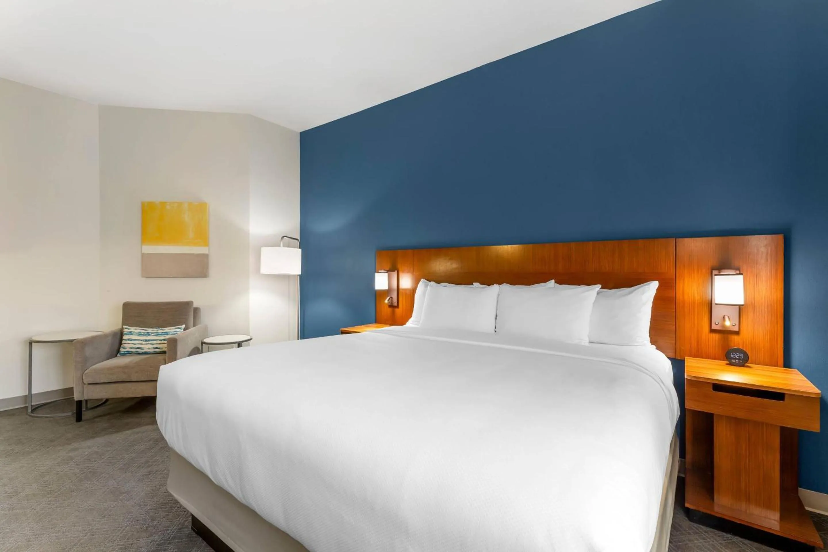 Bedroom, Bed in Comfort Inn & Suites Akron South