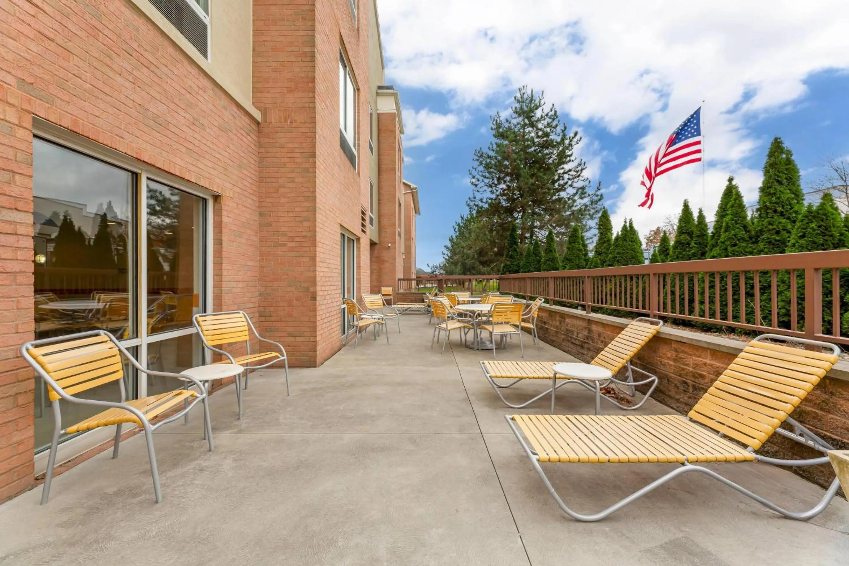 Swimming pool in Comfort Inn & Suites Akron South