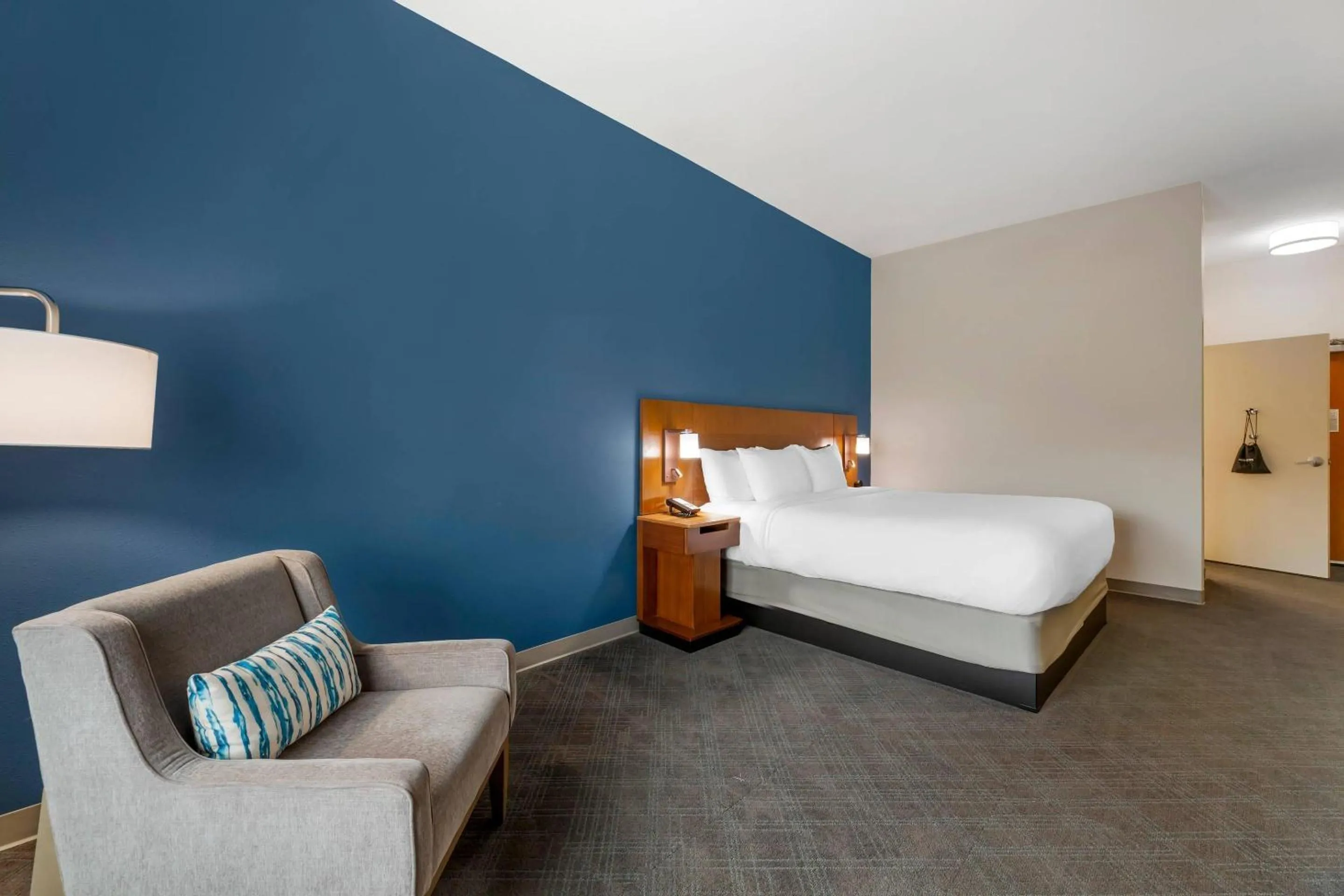 Bedroom, Bed in Comfort Inn & Suites Akron South