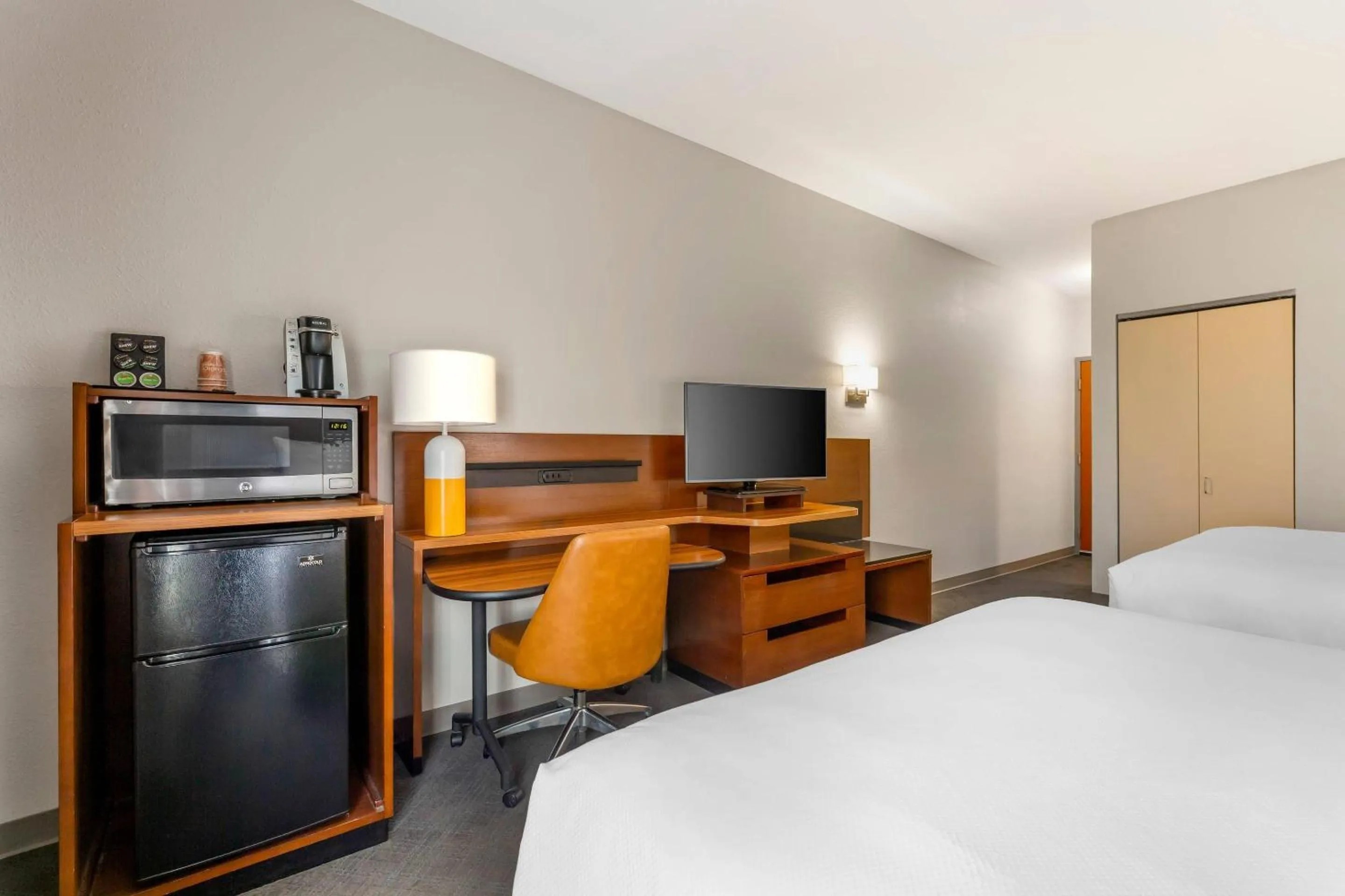 Bedroom, Bed in Comfort Inn & Suites Akron South