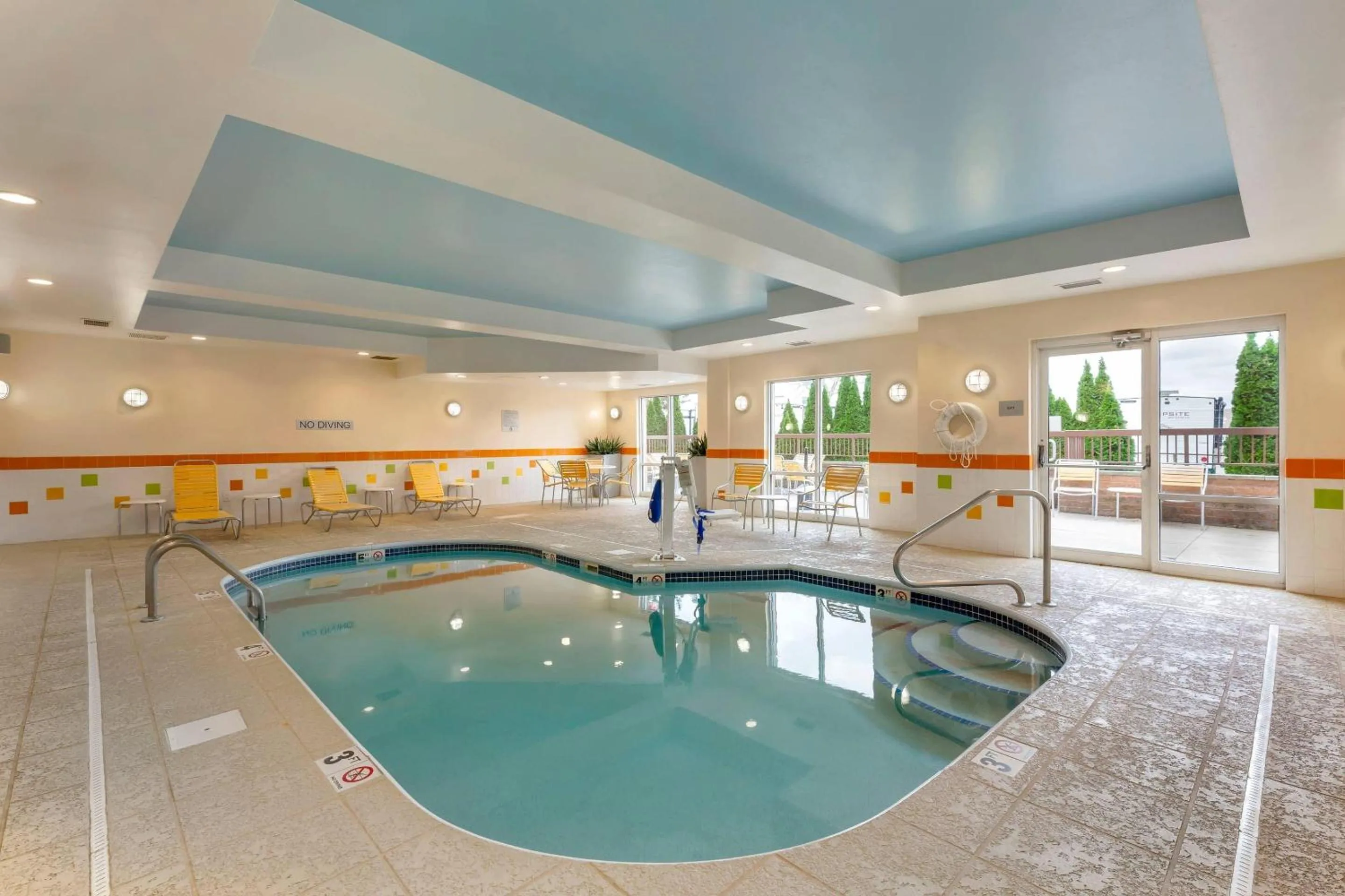 Swimming pool in Comfort Inn & Suites Akron South