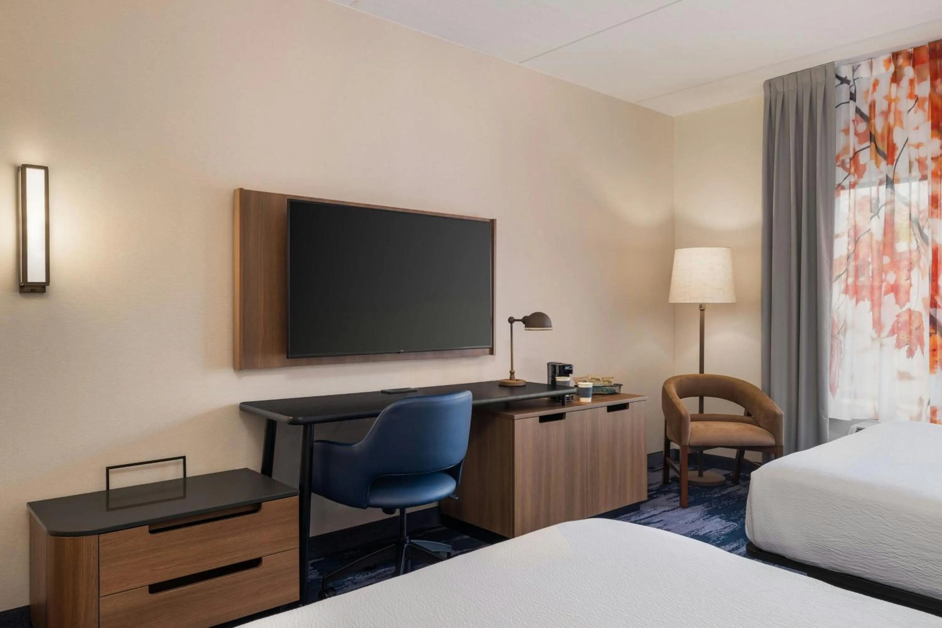 Photo of the whole room, Bed in Fairfield Inn & Suites by Marriott Cumberland