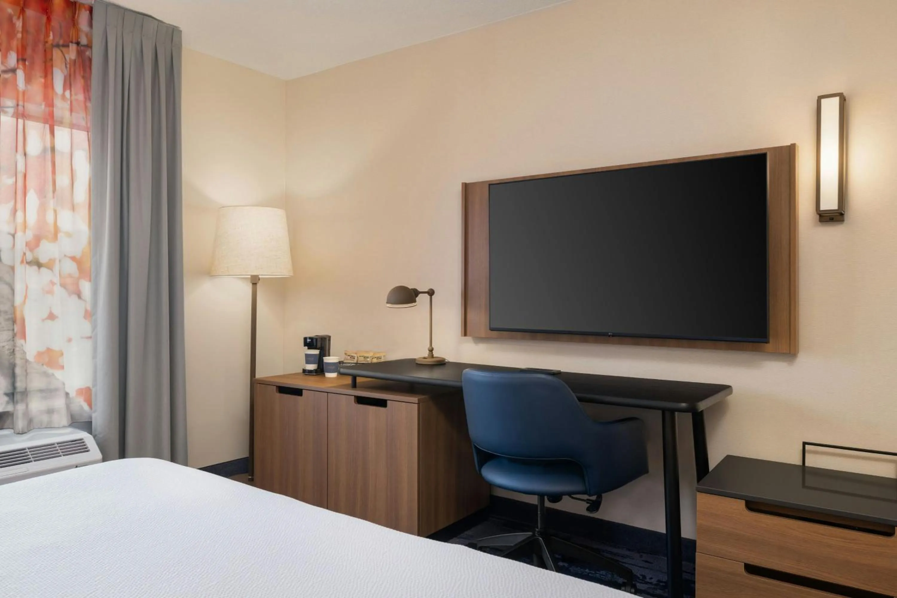 Photo of the whole room, Bed in Fairfield Inn & Suites by Marriott Cumberland