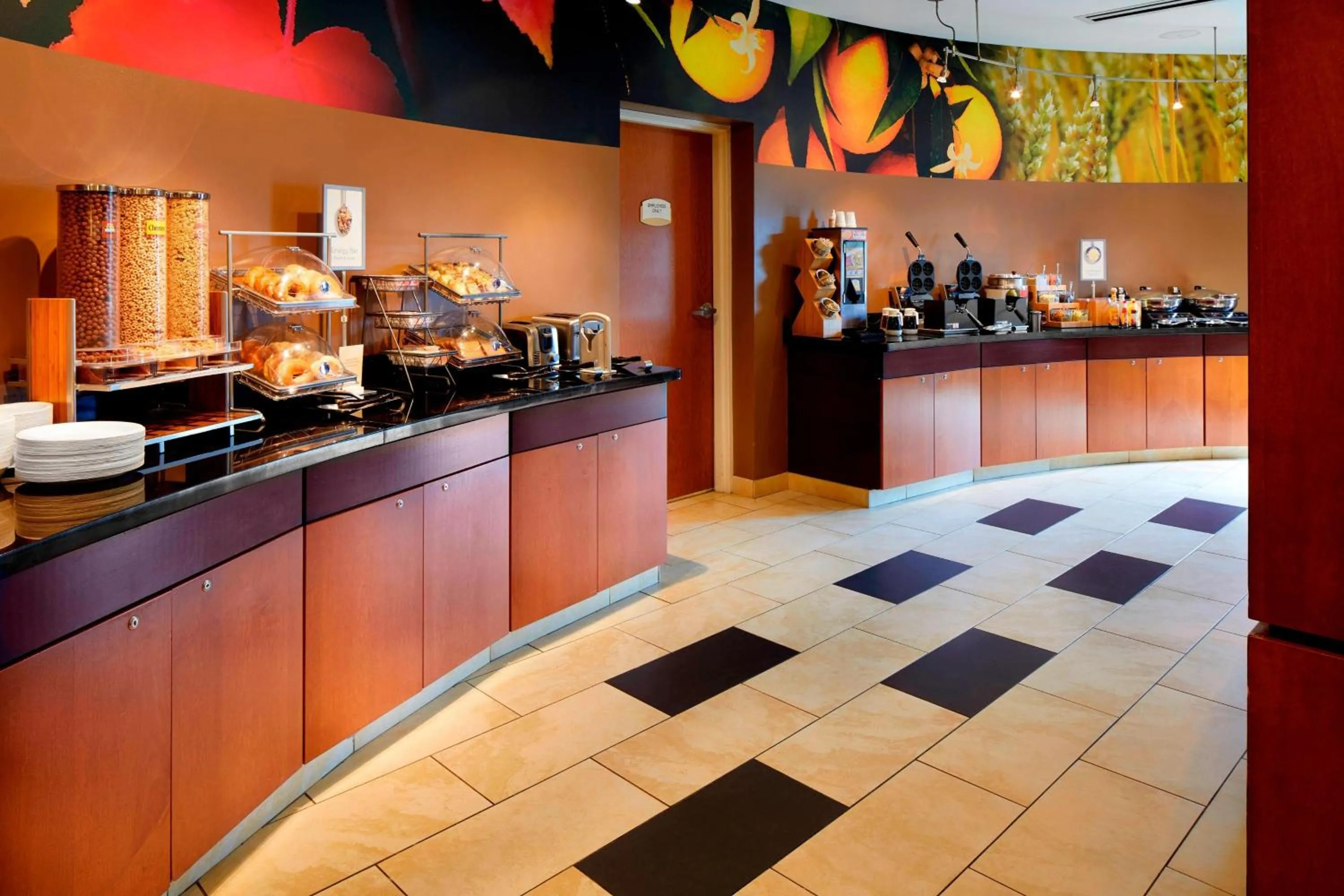 Breakfast in Fairfield Inn & Suites by Marriott Cumberland
