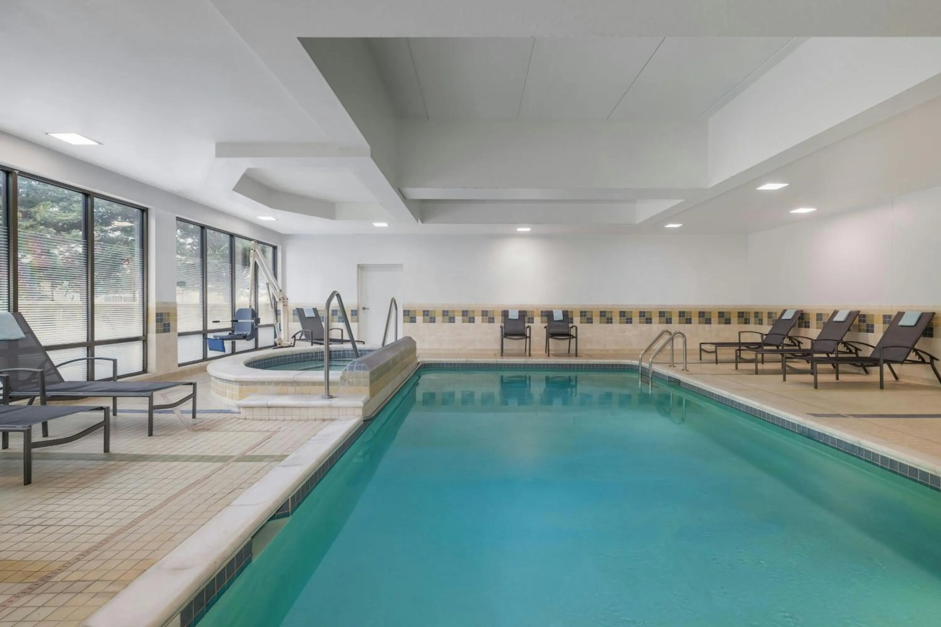 Swimming pool in Fairfield Inn & Suites by Marriott Cumberland