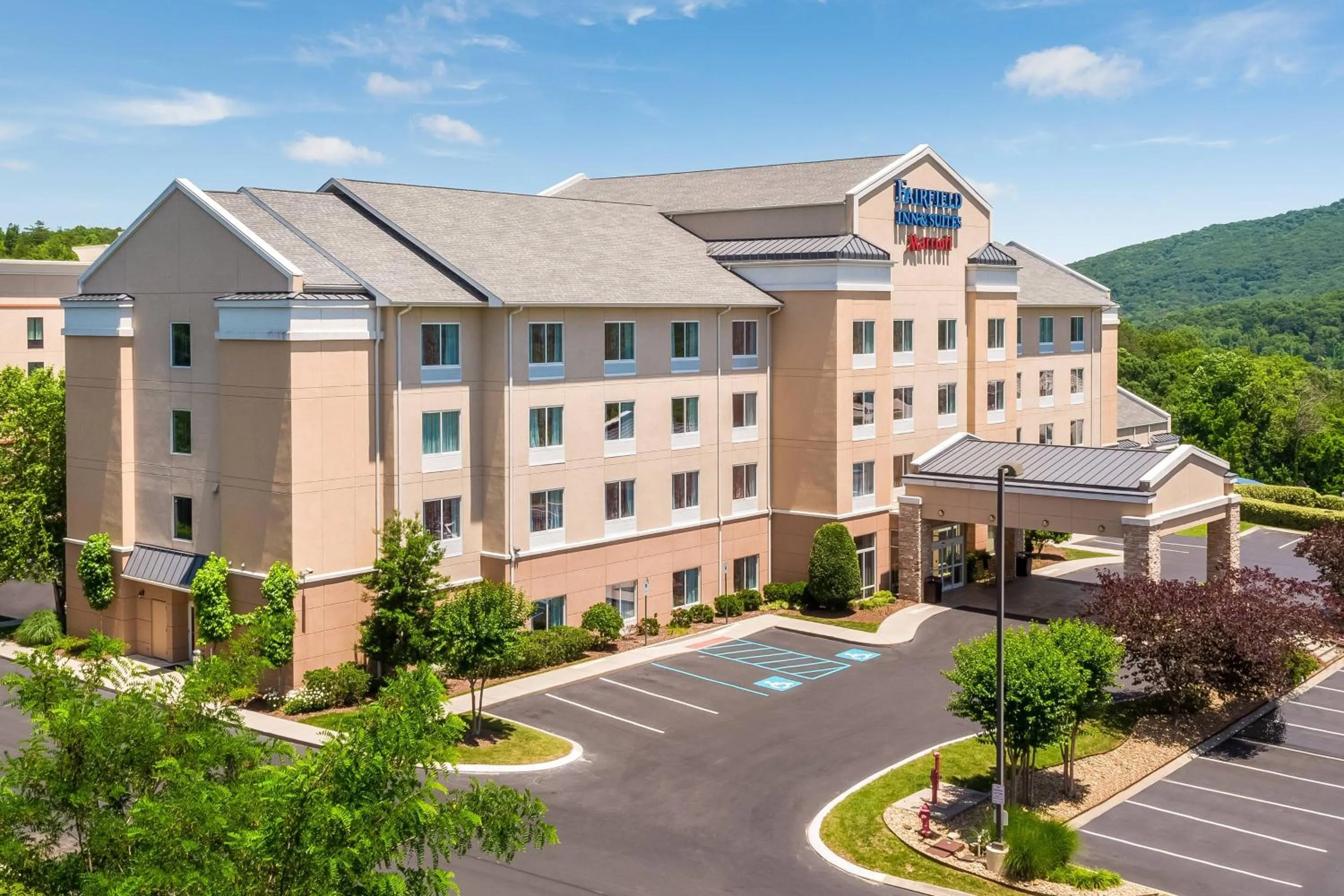 Property building in Fairfield Inn & Suites Chattanooga I-24/Lookout Mountain
