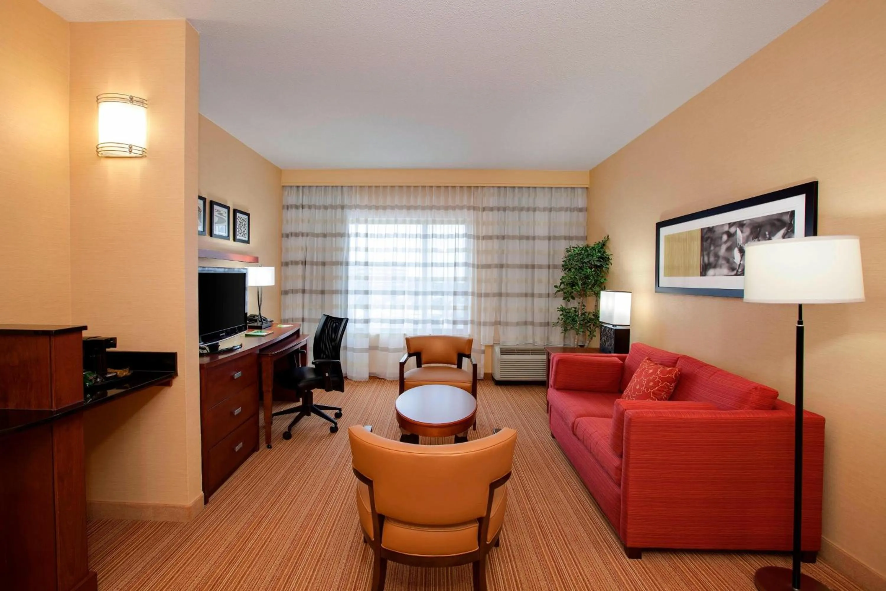 Photo of the whole room in Courtyard by Marriott Chicago Schaumburg/Woodfield Mall