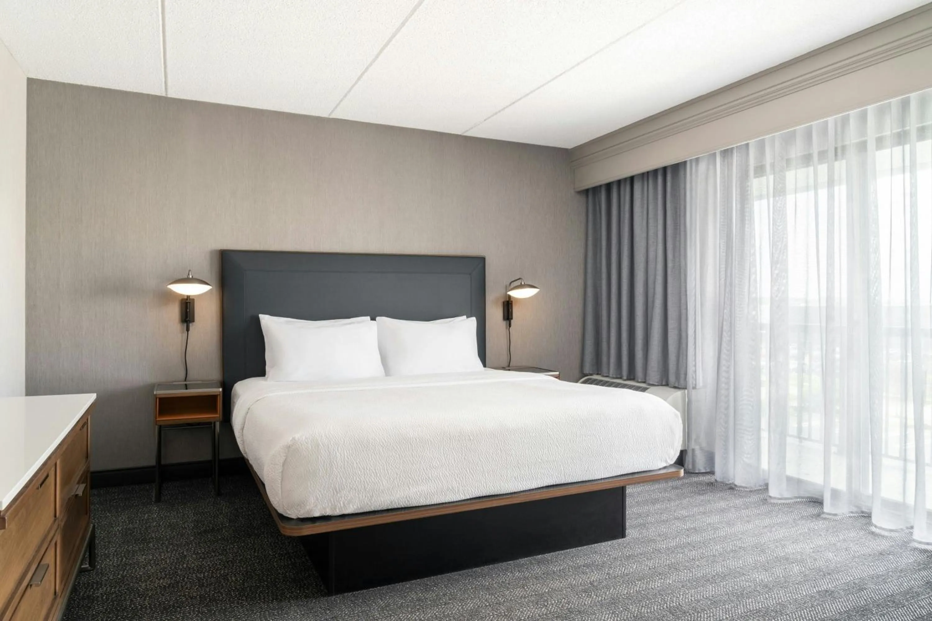 Bedroom, Bed in Courtyard Cleveland Beachwood