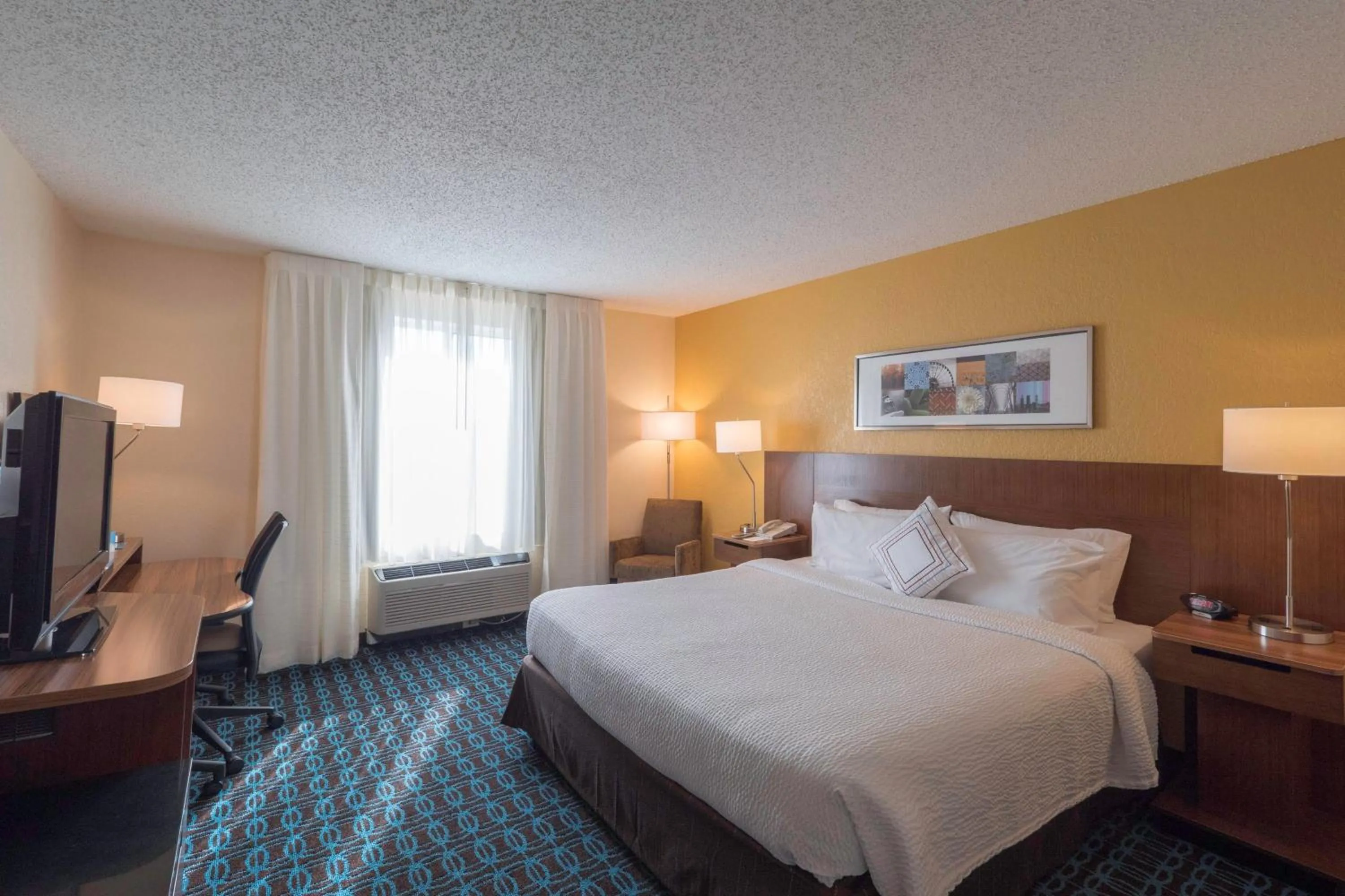 Swimming pool, Bed in Fairfield Inn & Suites by Marriott Cleveland Streetsboro