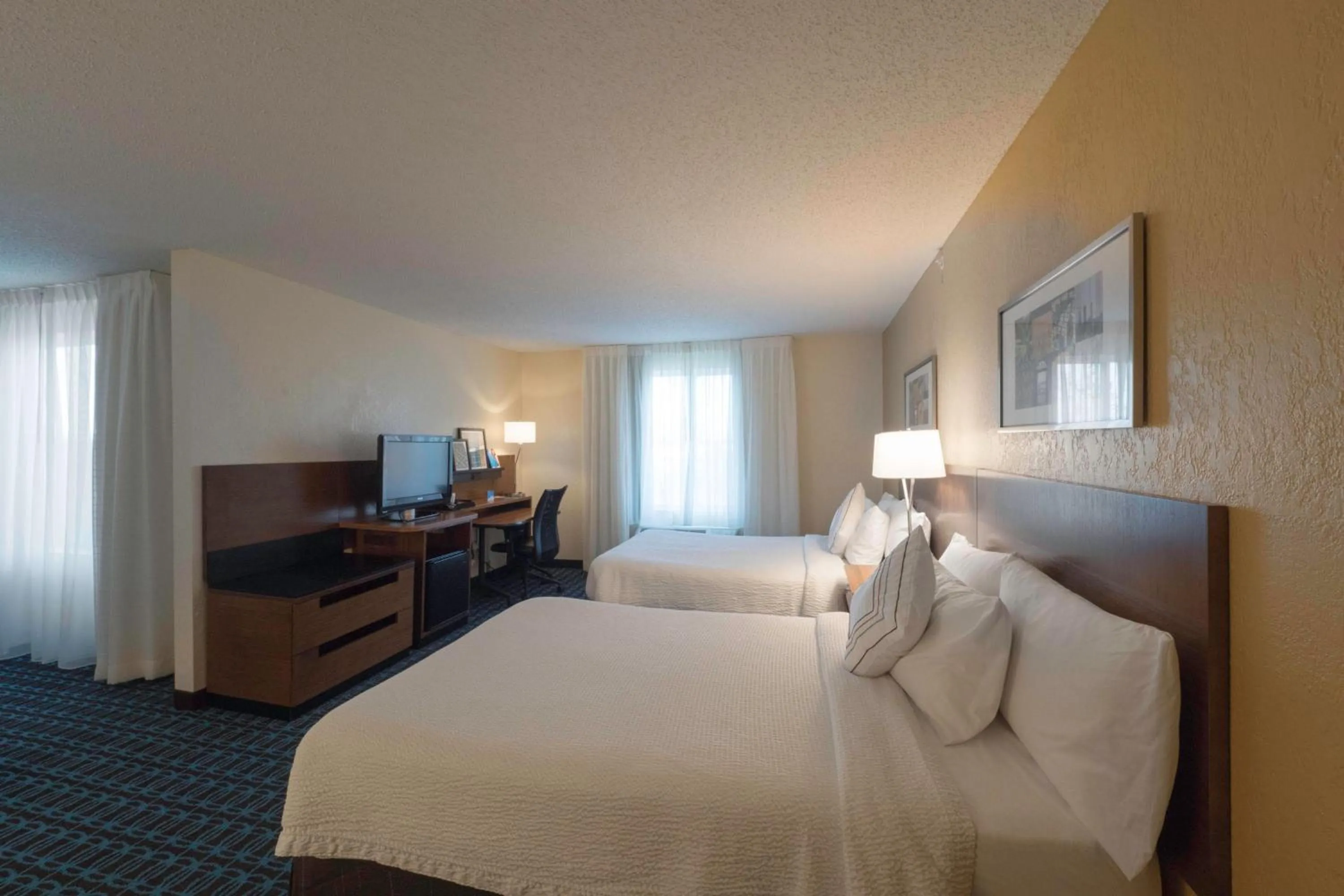 Photo of the whole room, Bed in Fairfield Inn & Suites by Marriott Cleveland Streetsboro