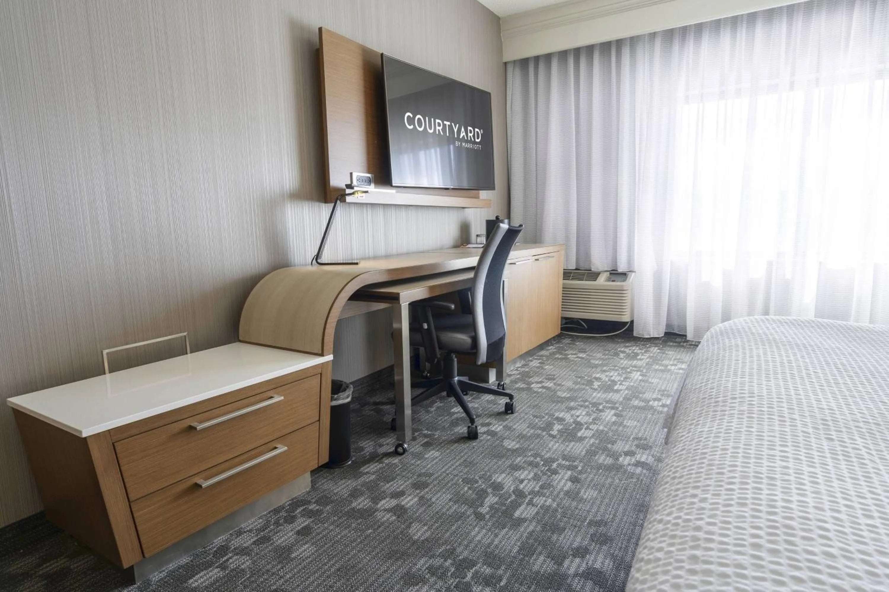Photo of the whole room, Bed in Courtyard by Marriott Cleveland Willoughby