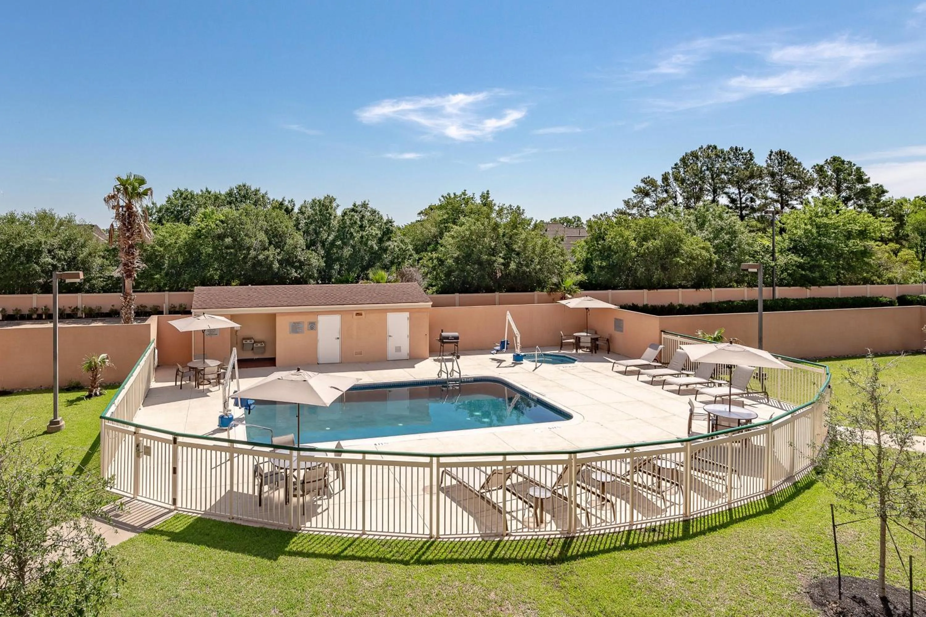 Swimming pool in Courtyard by Marriott Bryan College Station