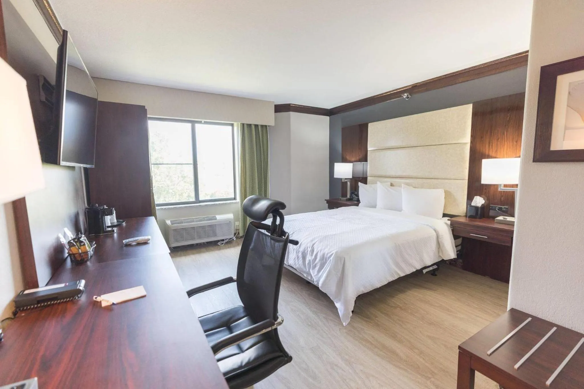 Bedroom, Bed in The Leo Collection Detroit, an Ascend Collection Hotel