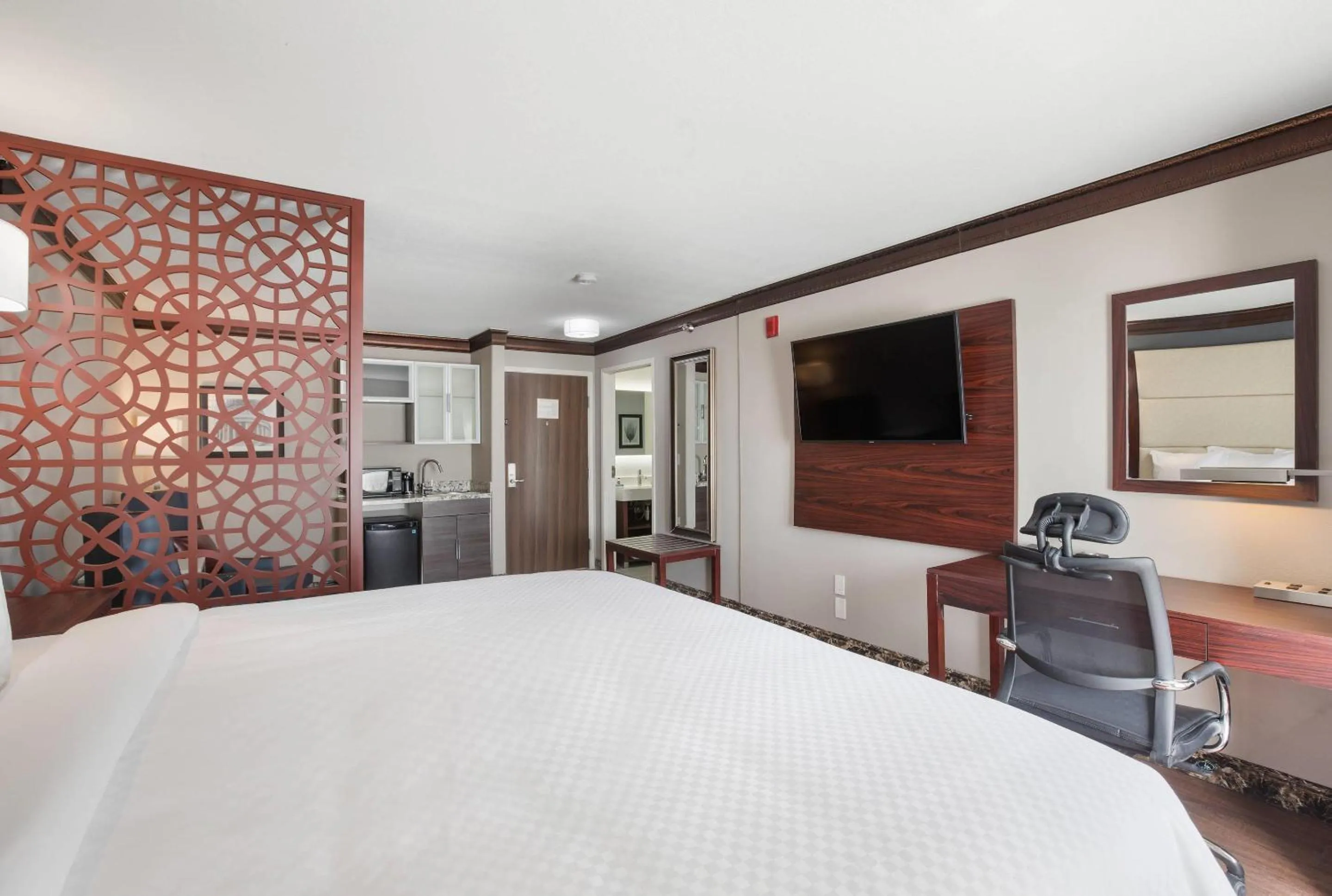 Bedroom, Bed in The Leo Collection Detroit, an Ascend Collection Hotel