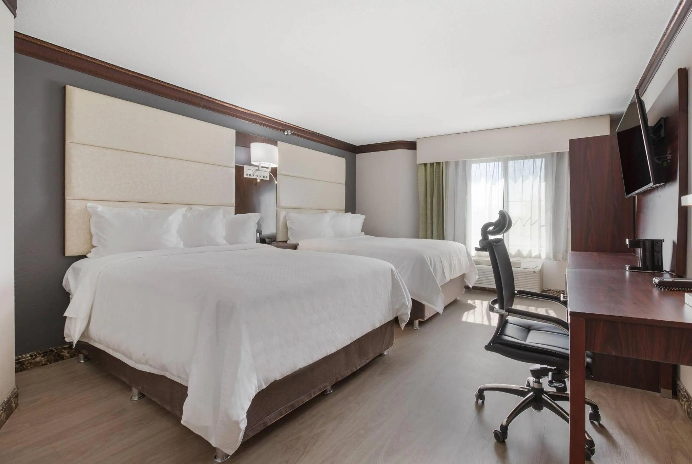 Bedroom, Bed in The Leo Collection Detroit, an Ascend Collection Hotel