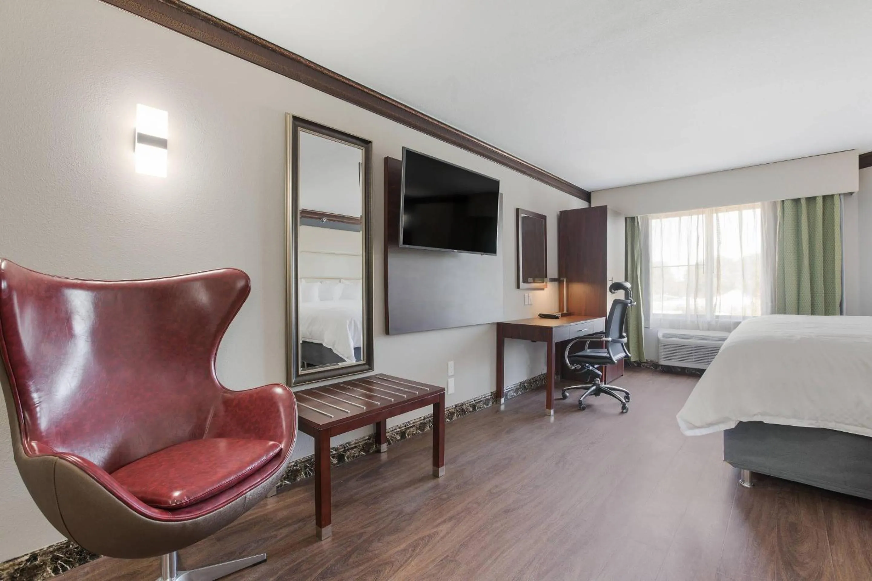 Bedroom, Bed in The Leo Collection Detroit, an Ascend Collection Hotel