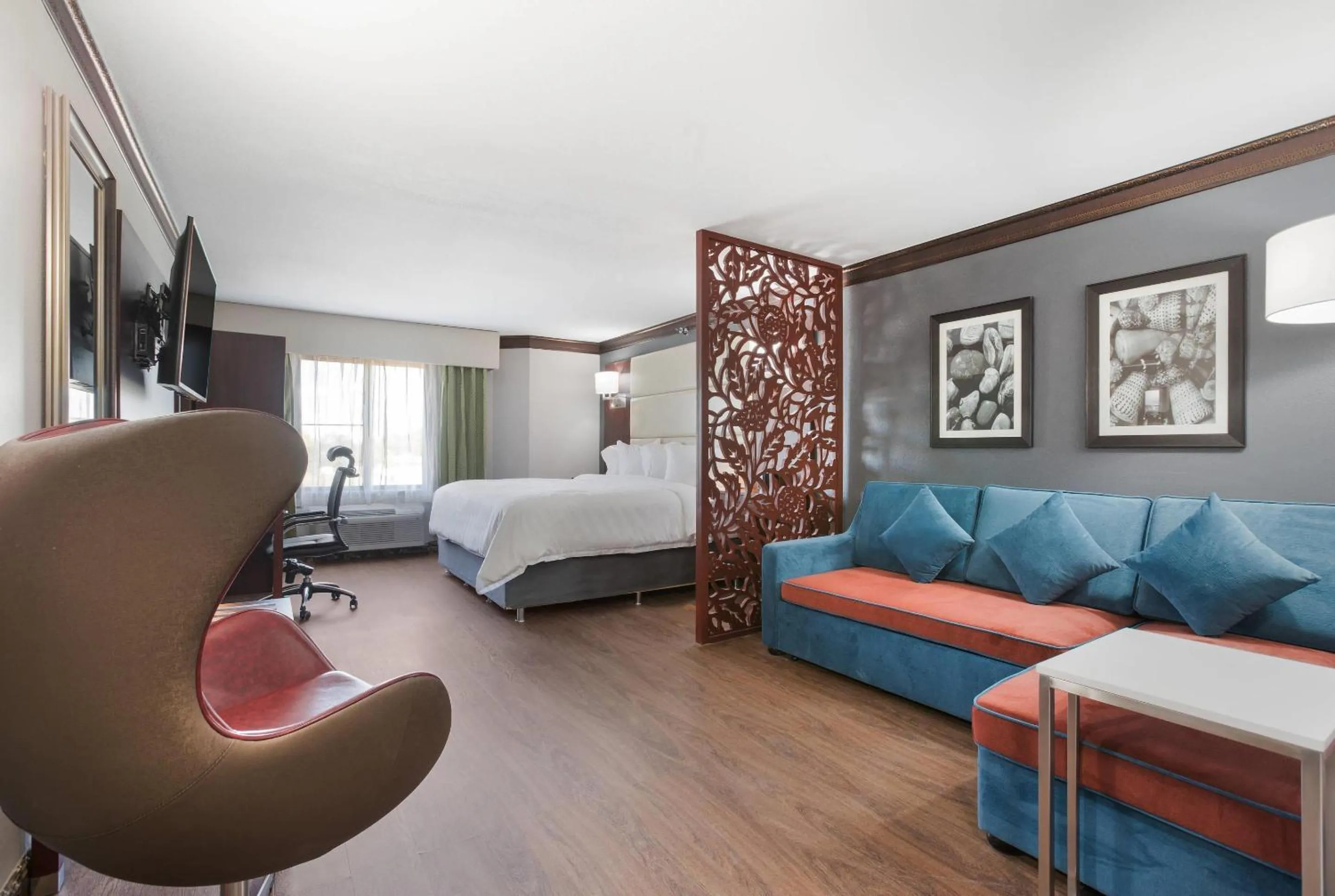 Bedroom, Bed in The Leo Collection Detroit, an Ascend Collection Hotel