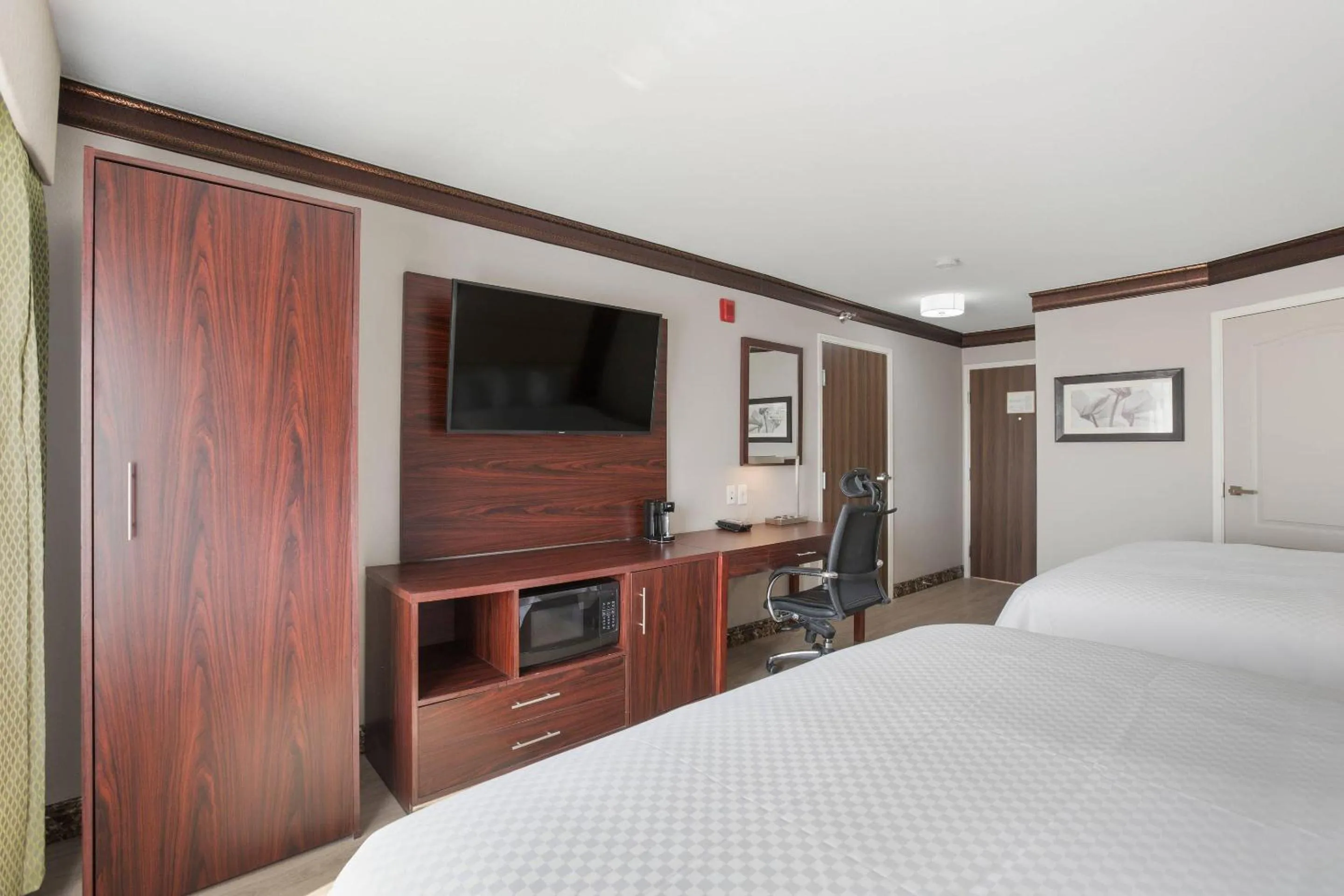 Bedroom, Bed in The Leo Collection Detroit, an Ascend Collection Hotel