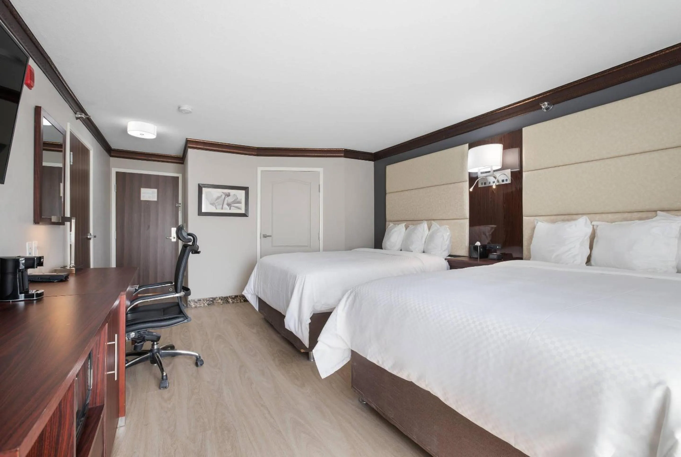 Bedroom, Bed in The Leo Collection Detroit, an Ascend Collection Hotel