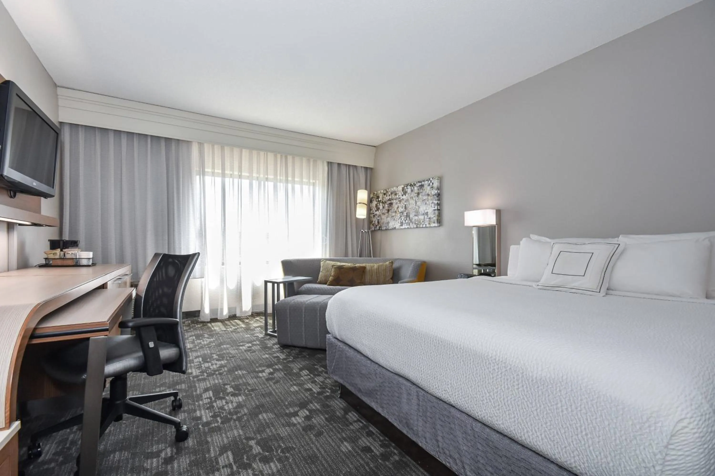 Photo of the whole room, Bed in Courtyard by Marriott Charlotte Matthews
