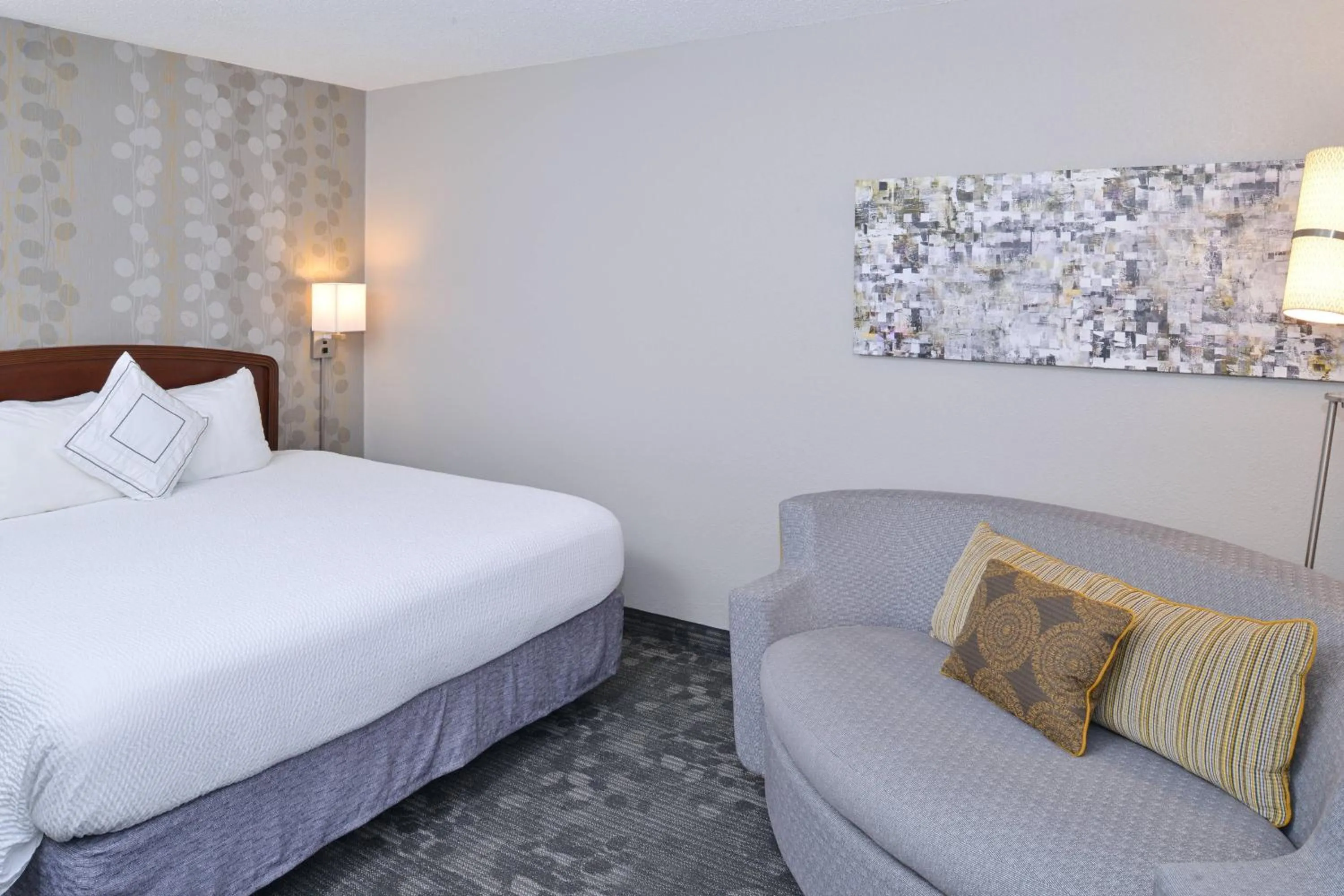 Photo of the whole room, Bed in Courtyard by Marriott Charlotte Matthews