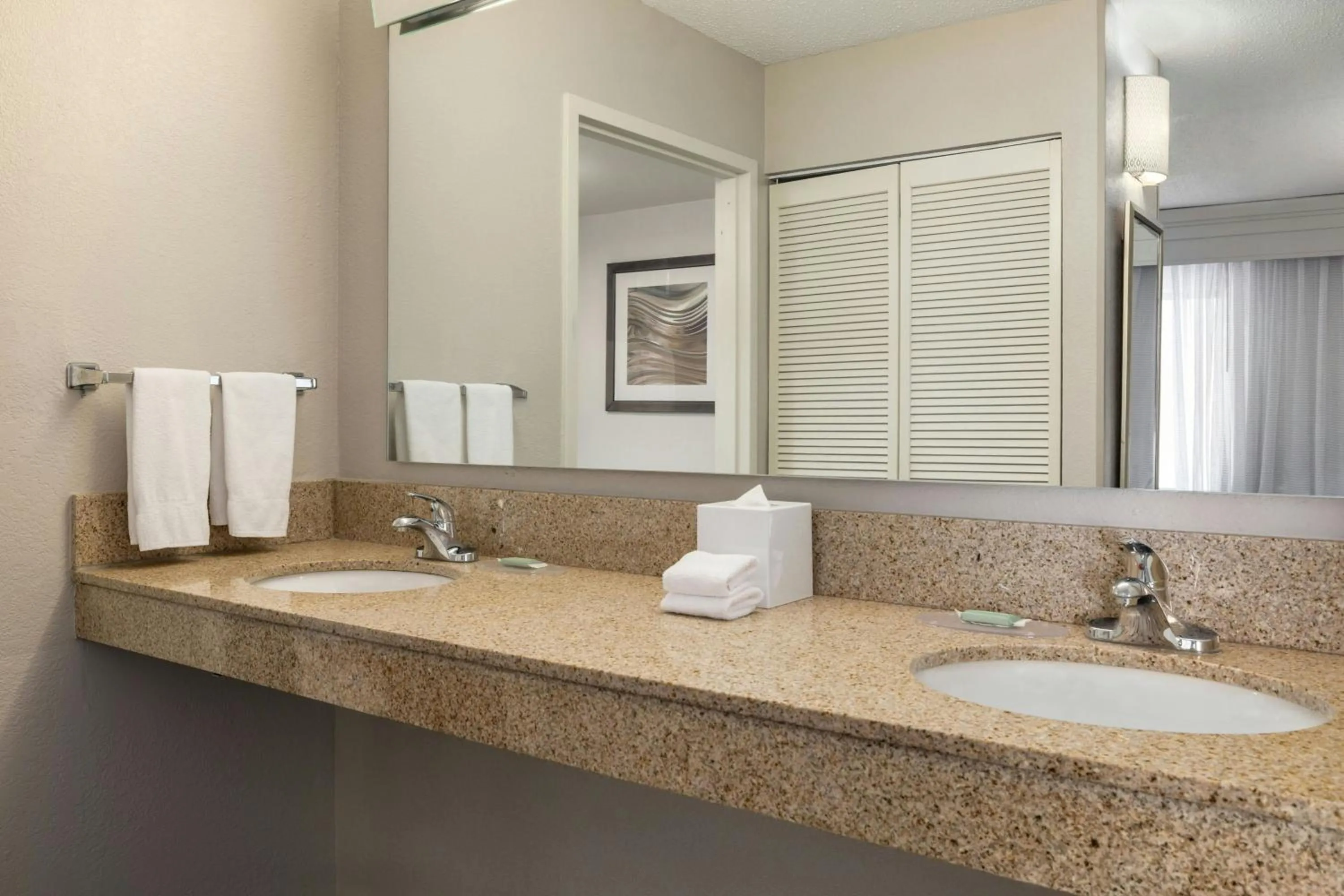 Bathroom in Courtyard by Marriott Charlotte Matthews
