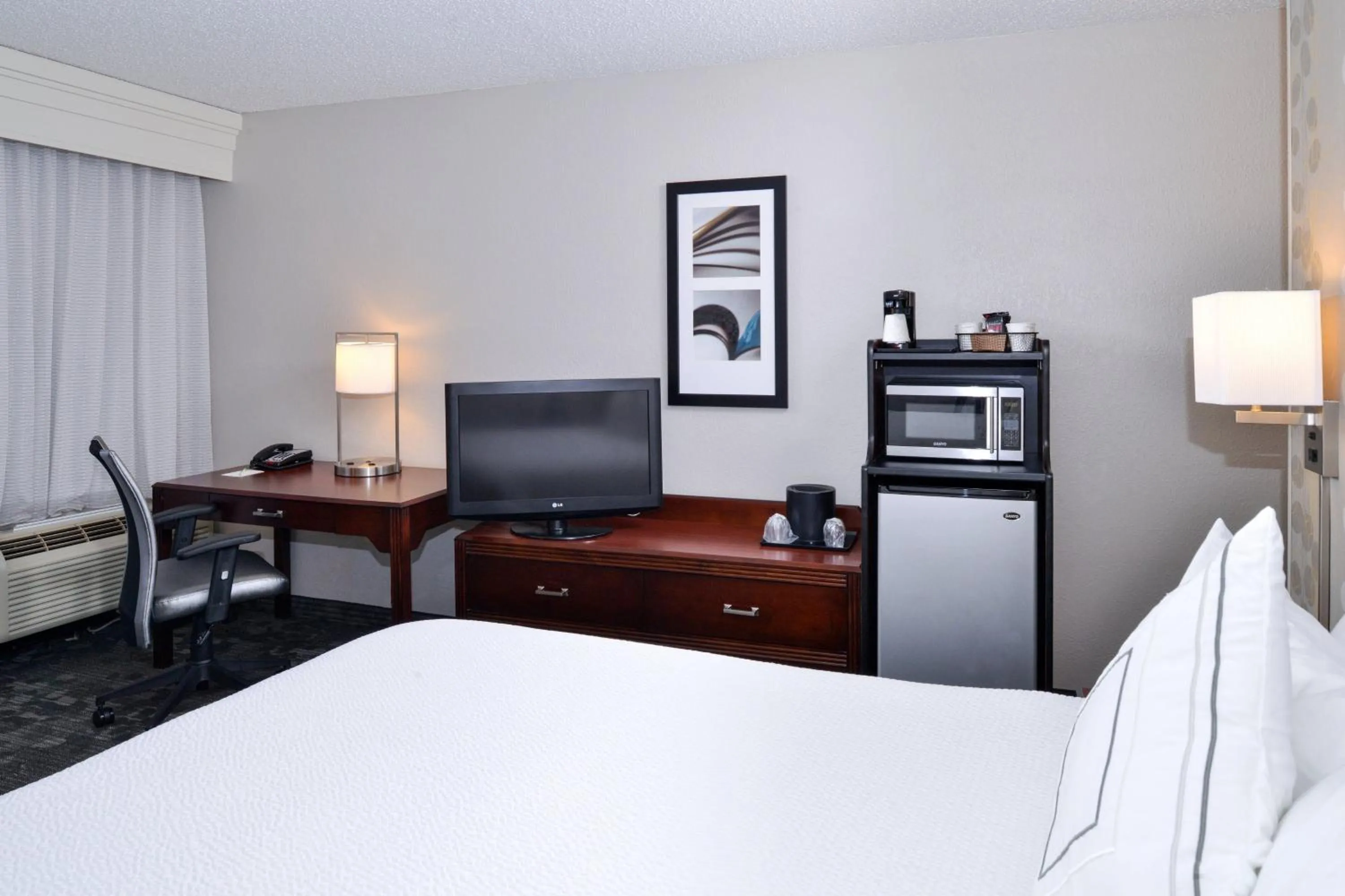 Photo of the whole room, Bed in Courtyard by Marriott Charlotte Matthews
