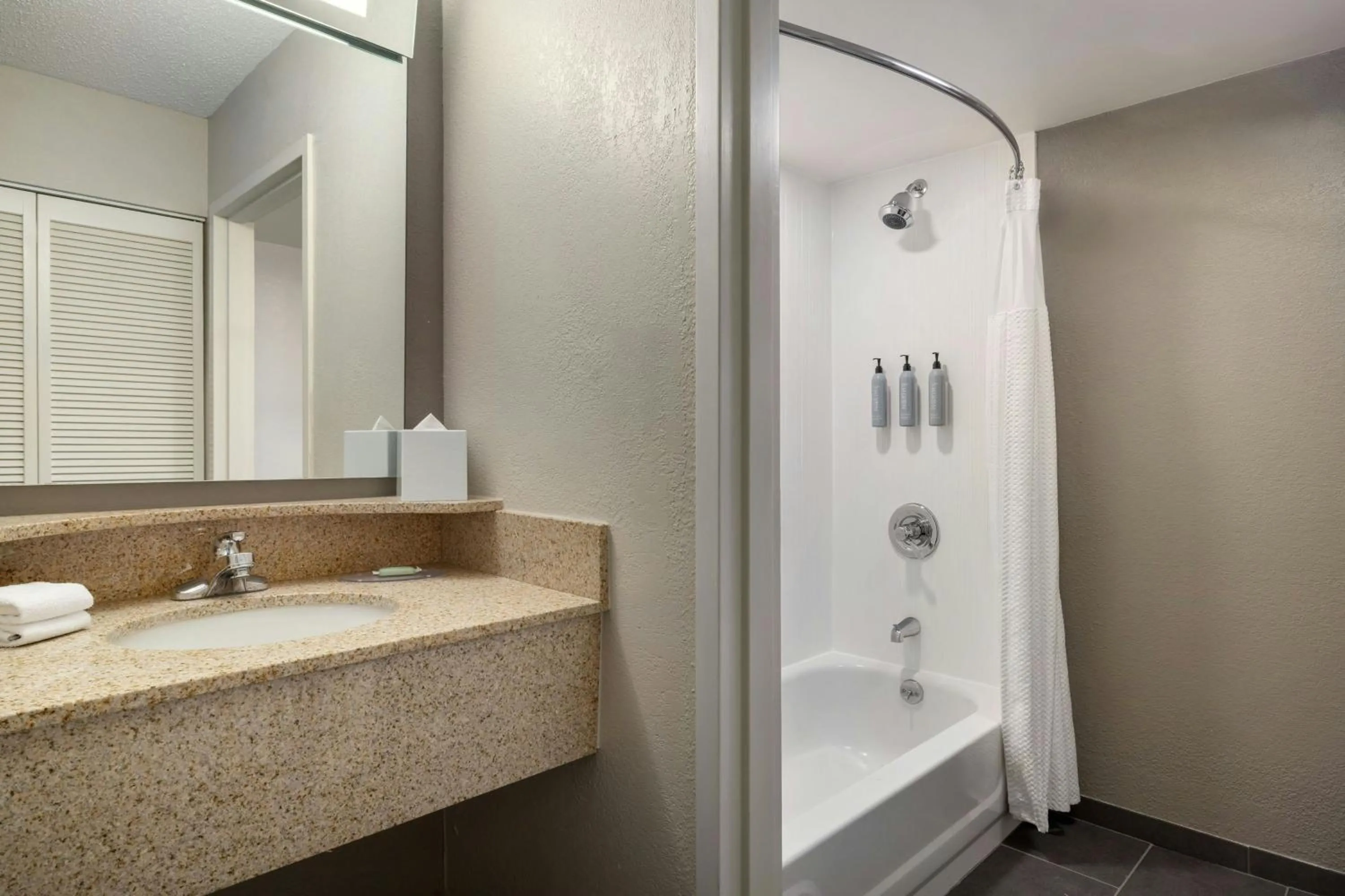 Bathroom in Courtyard by Marriott Charlotte Matthews