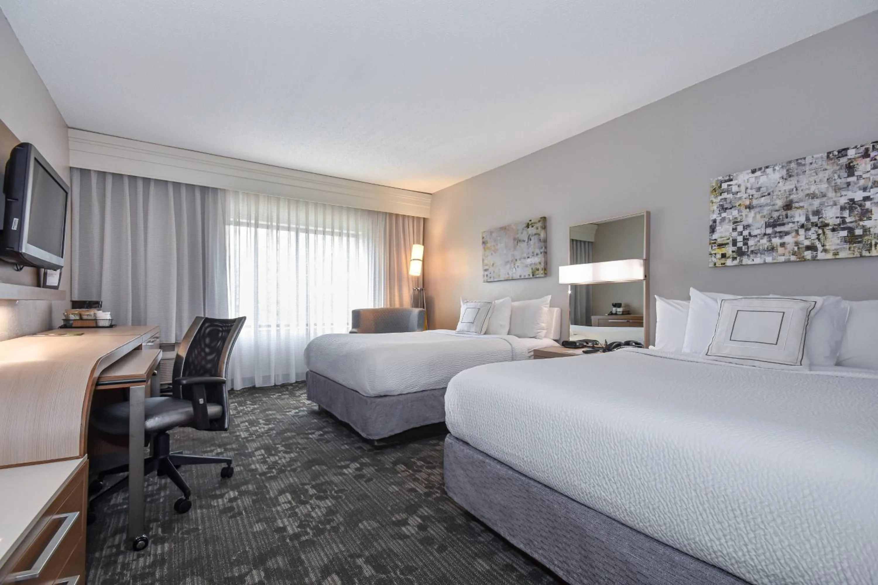 Photo of the whole room, Bed in Courtyard by Marriott Charlotte Matthews