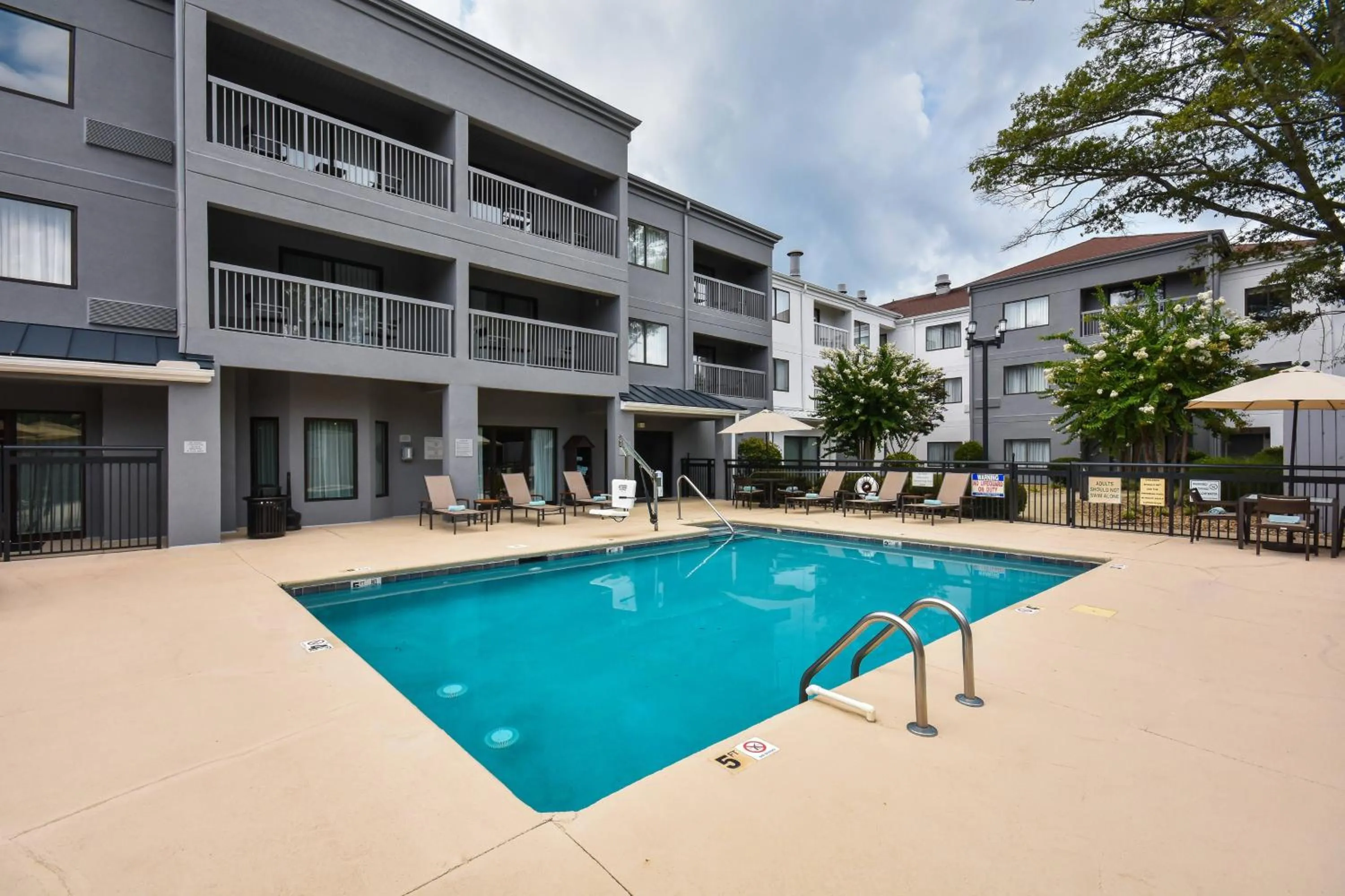 Swimming pool in Courtyard by Marriott Charlotte Matthews