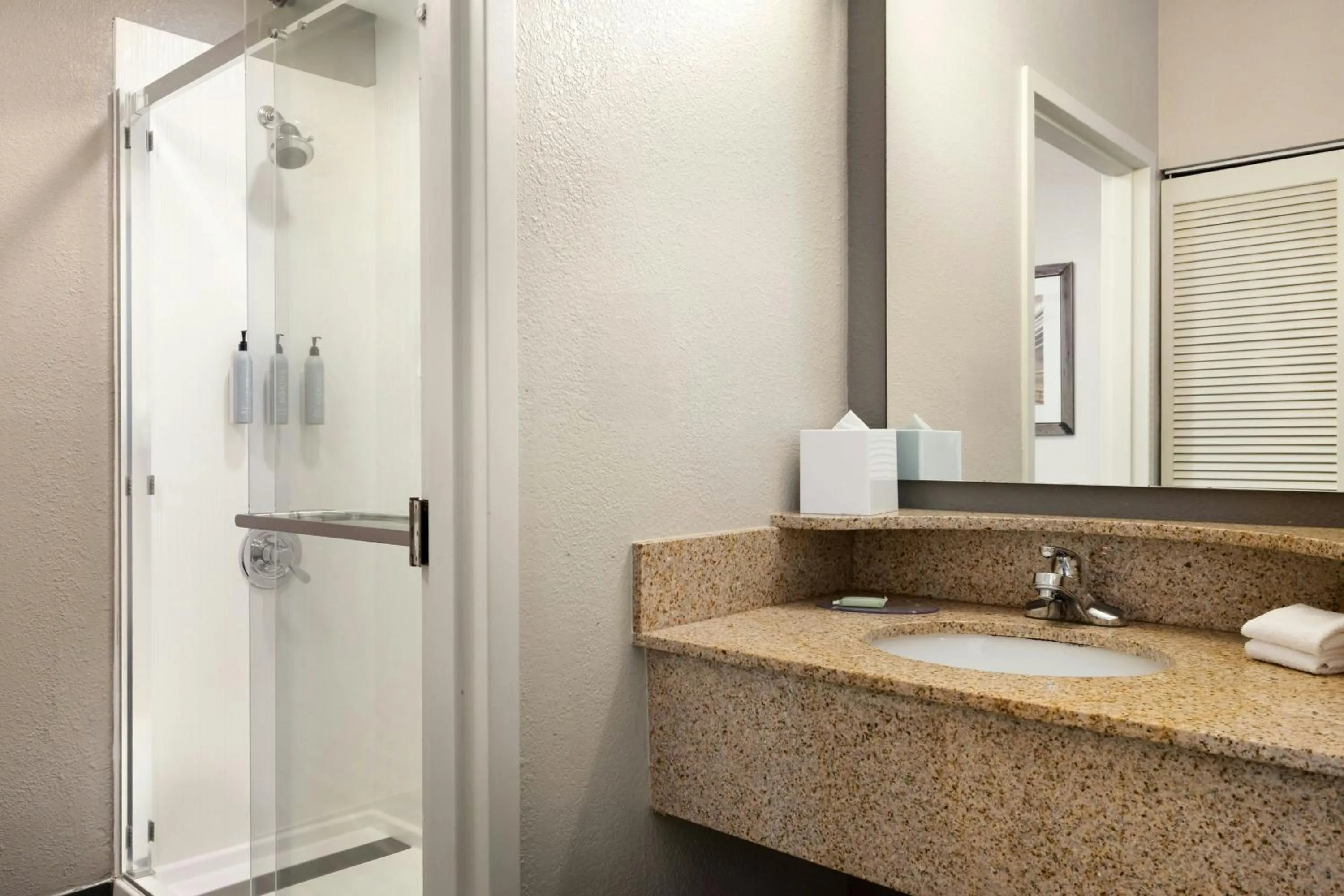 Bathroom in Courtyard by Marriott Charlotte Matthews