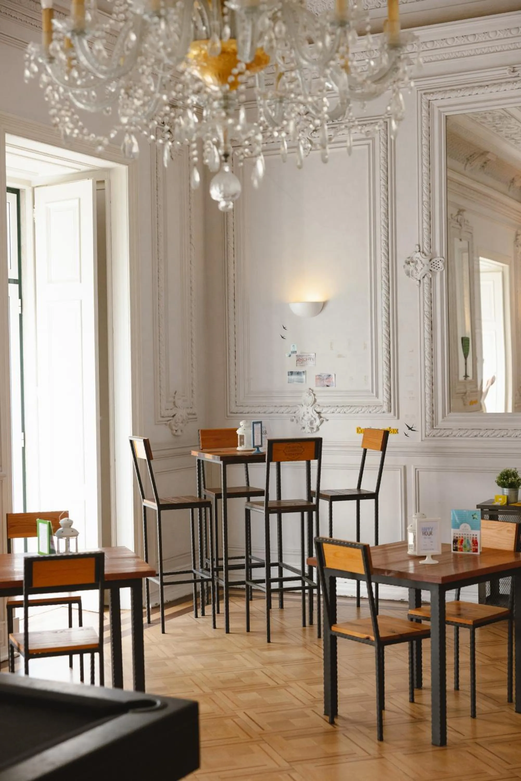 Living room in Lisb'on Hostel