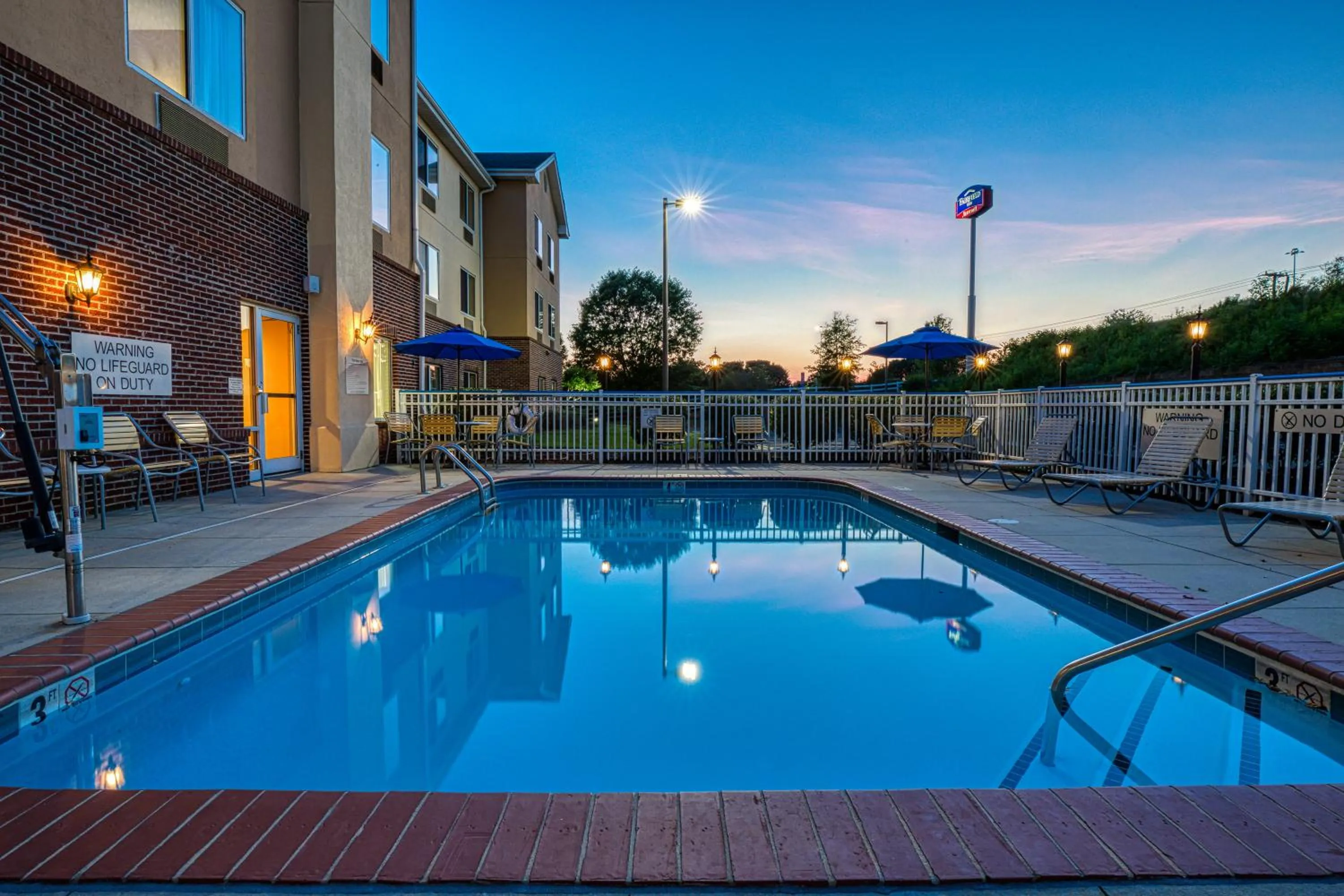 Swimming pool in Fairfield Inn Charlotte Mooresville Lake Norman