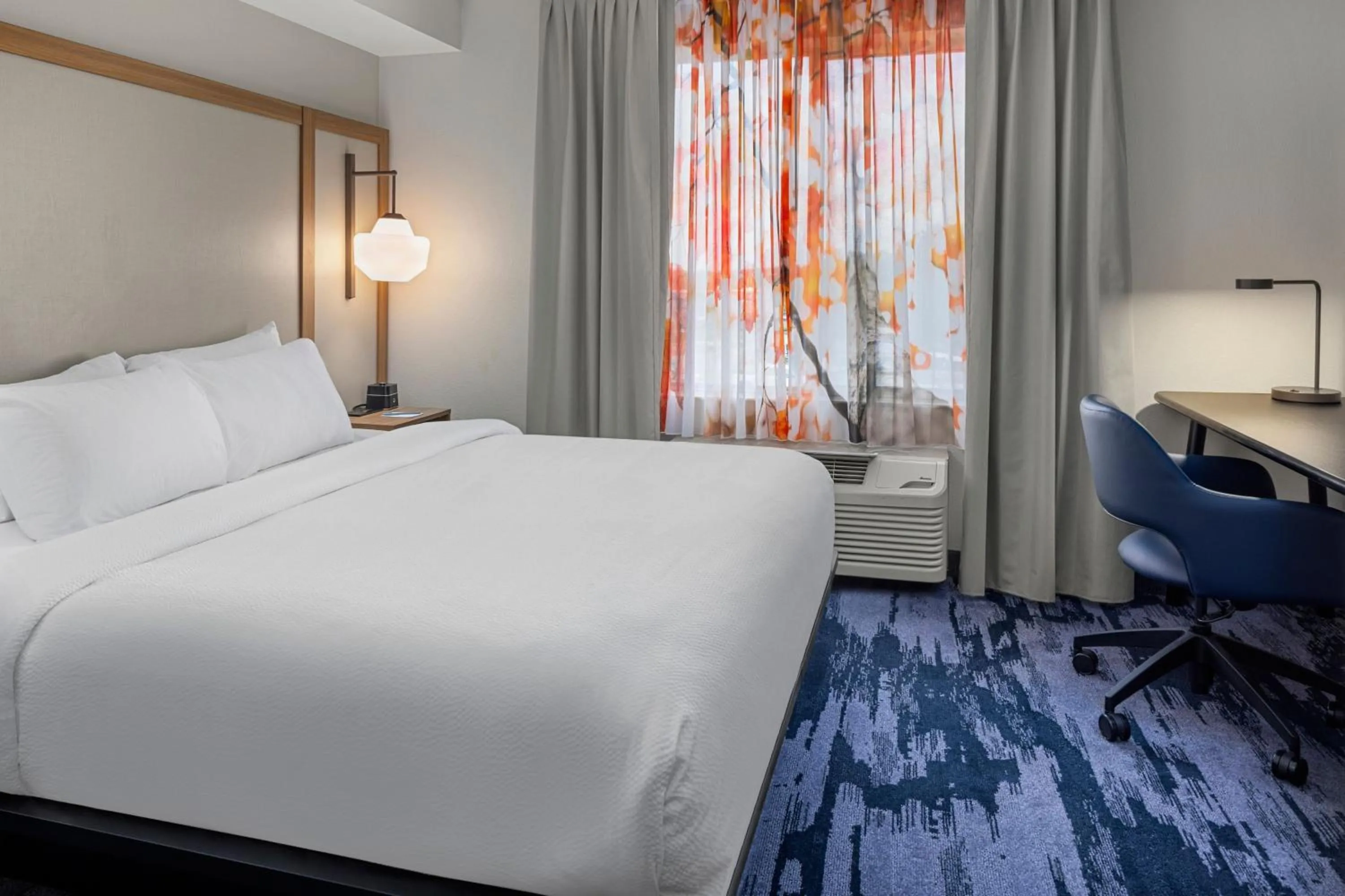 Photo of the whole room, Bed in Fairfield Inn & Suites by Marriott Columbus East